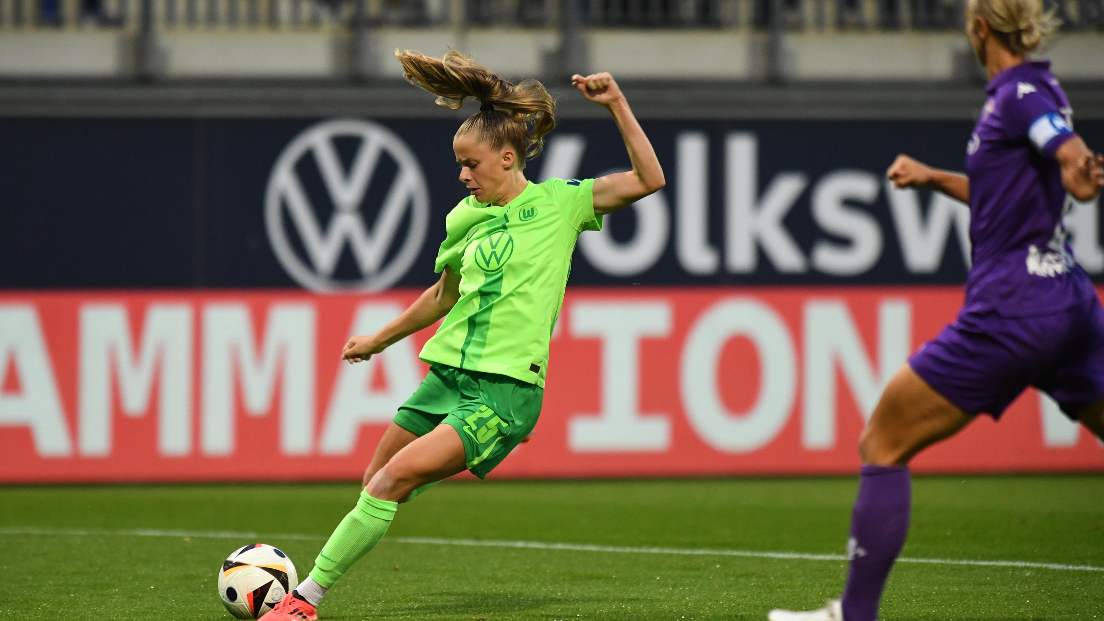 Niedersachsen, Wolfsburg: Fußball, Frauen: Champions League - Qualifikation, VfL Wolfsburg - ACF Florenz: Wolfsburgs Vivien Endemann erzielt das Tor zum 2:0.