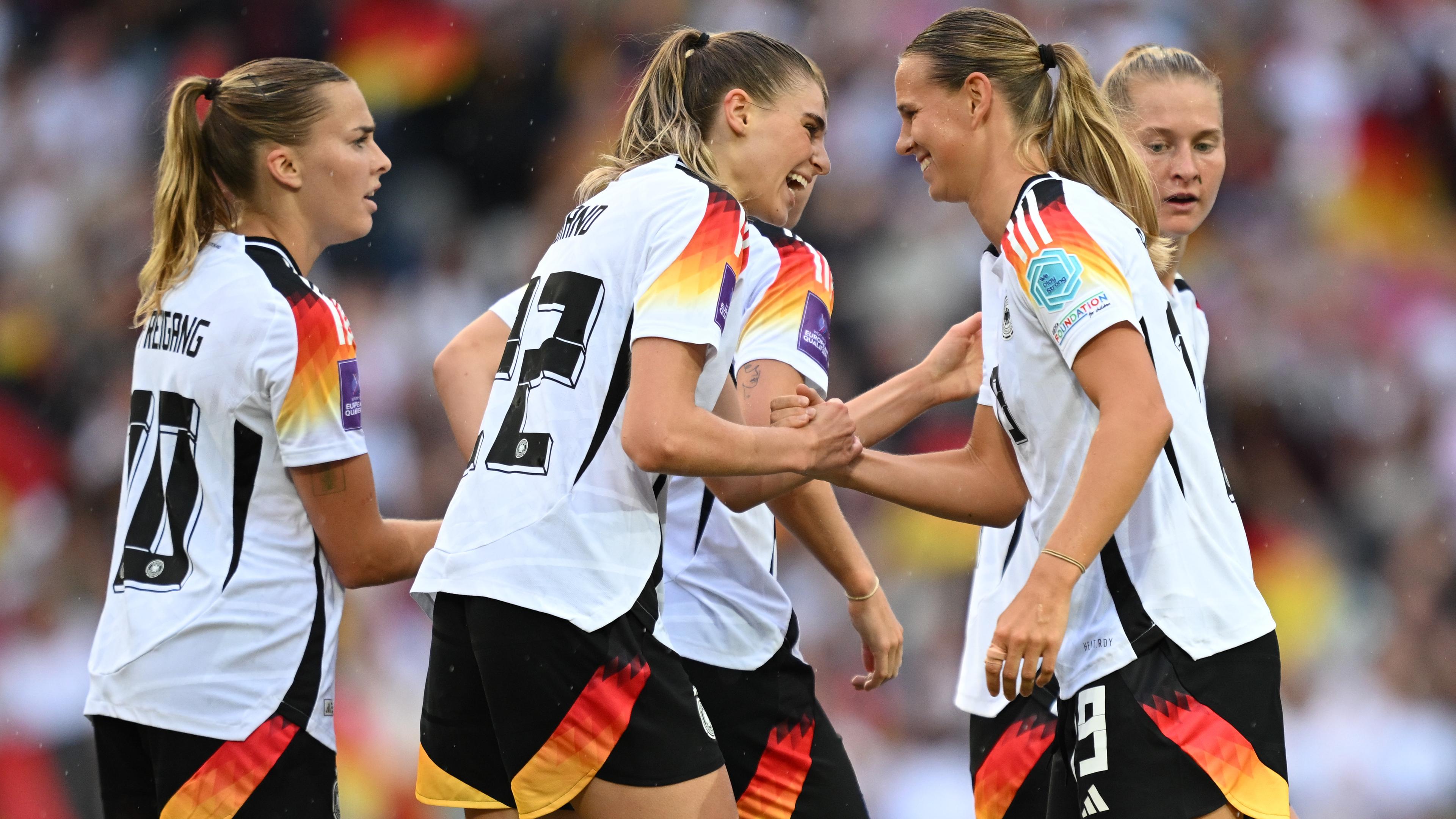 Jule Brand und Klara Bühl feiern den Treffer zum 1:0 gegen Österreich