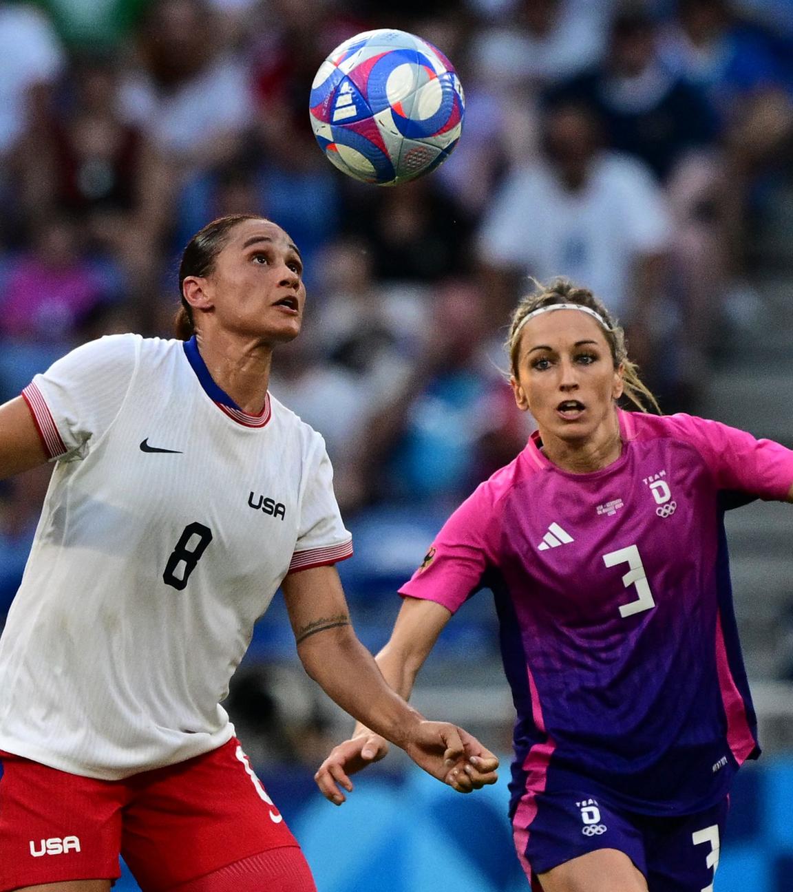 Die Fußballerinnen Lynn Williams (USA) und Kathrin Hendrich (Deutschland) kämpfen um den Ball beim Halbfinale.