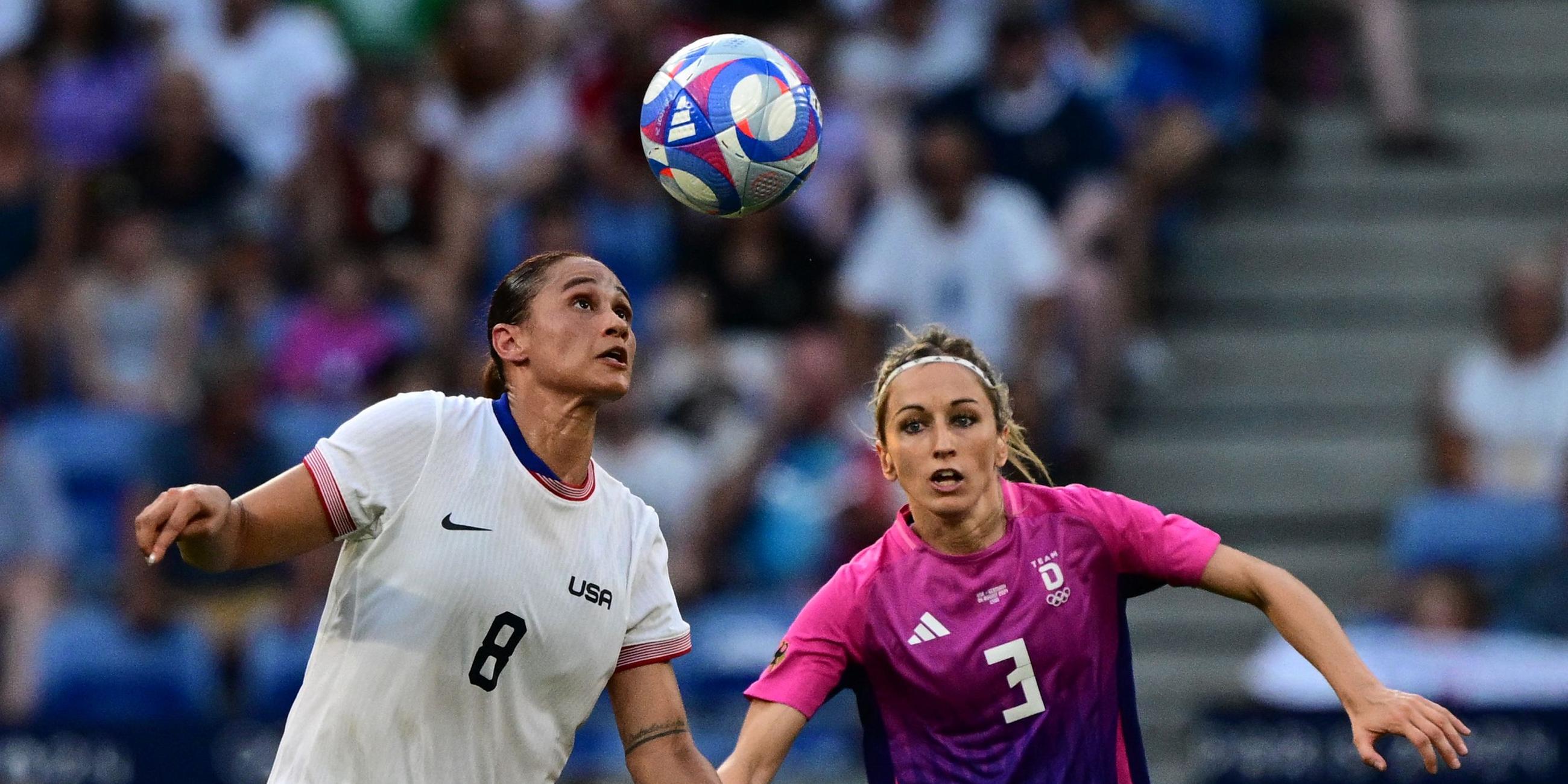 Die Fußballerinnen Lynn Williams (USA) und Kathrin Hendrich (Deutschland) kämpfen um den Ball beim Halbfinale.