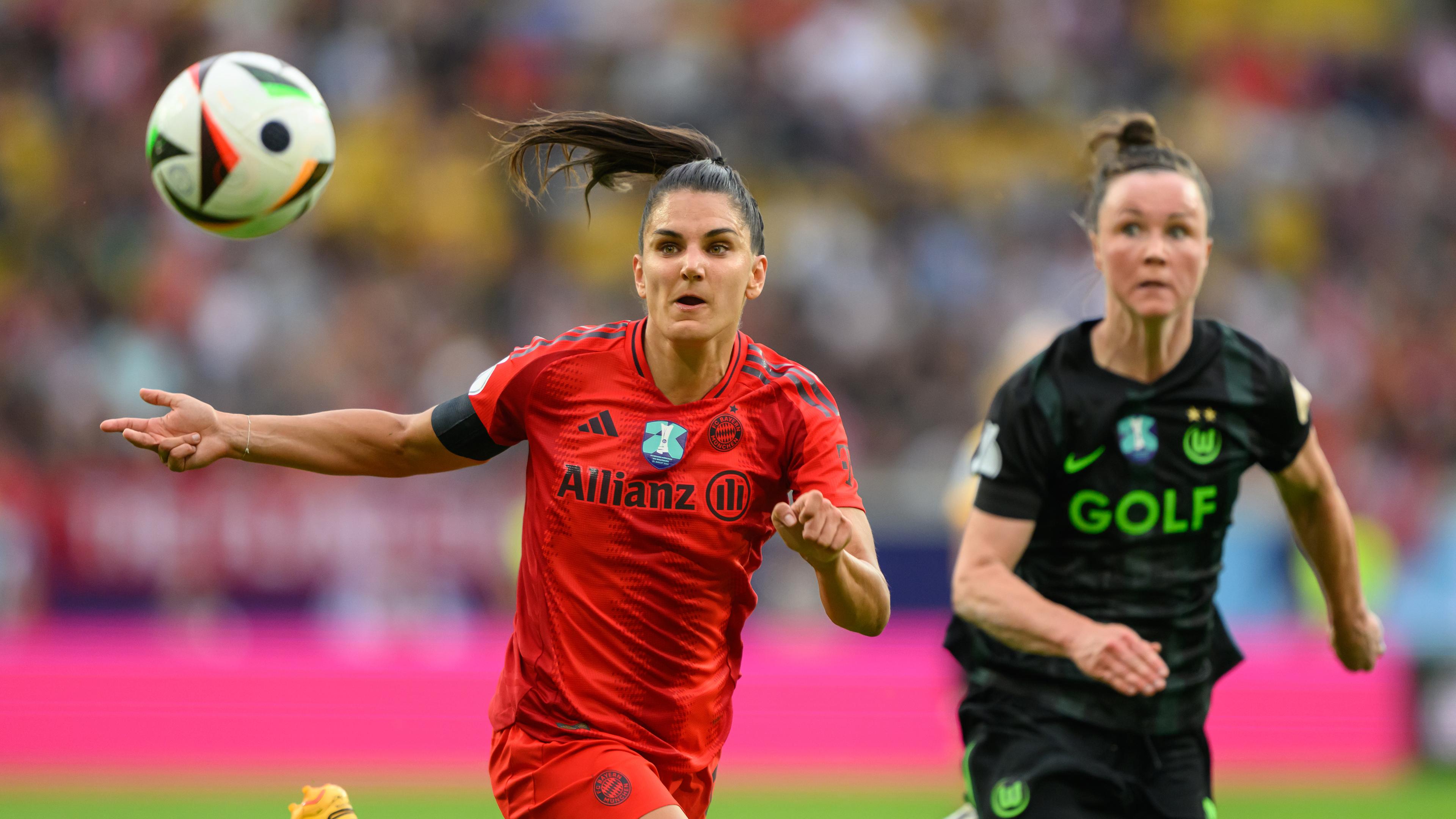 Fußball, Frauen, DFB-Supercup, FC Bayern München - VfL Wolfsburg. Münchens Jovana Damnjanovic (l) gegen Wolfsburgs Marina Hegering schauen dem Ball nach.