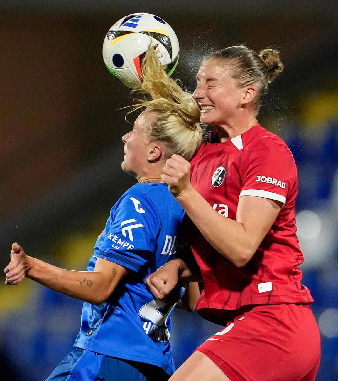 Feli Delacauw (TSG Hoffenheim/links) und Julia Stierli (Freiburg) beim Kopfball im Frauen-Bundesligaspiel am 16. September.