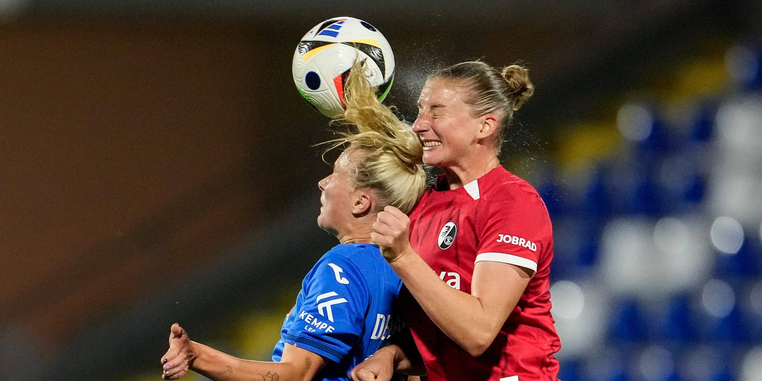 Feli Delacauw (TSG Hoffenheim/links) und Julia Stierli (Freiburg) beim Kopfball im Frauen-Bundesligaspiel am 16. September.