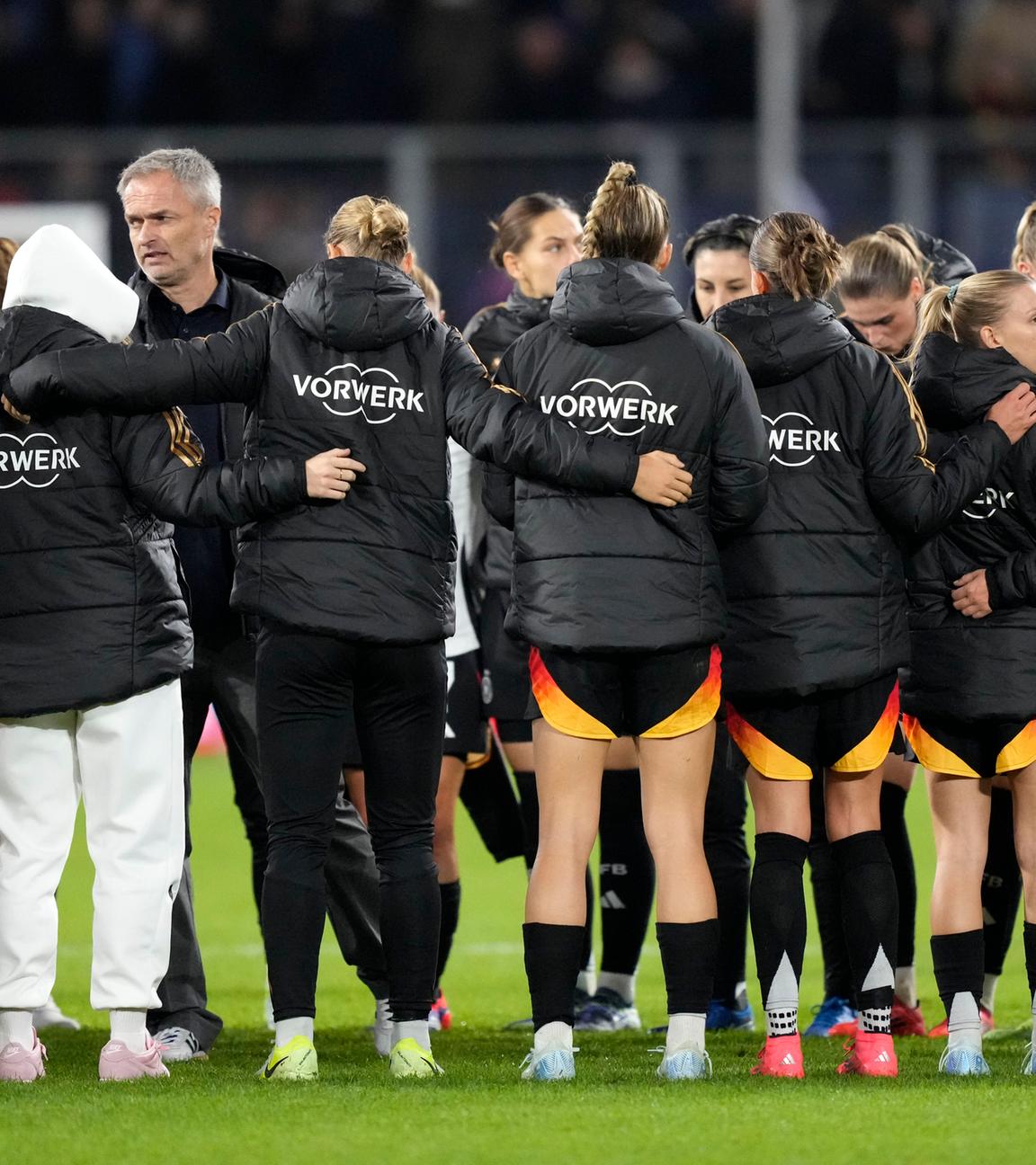 Deutschlands Cheftrainer Christian Wück steht mit seinen Spielern auf dem Spielfeld, nachdem er am Montag, 28. Oktober 2024, das internationale Frauen-Fußballspiel zwischen Deutschland und Australien in Duisburg verloren hat.