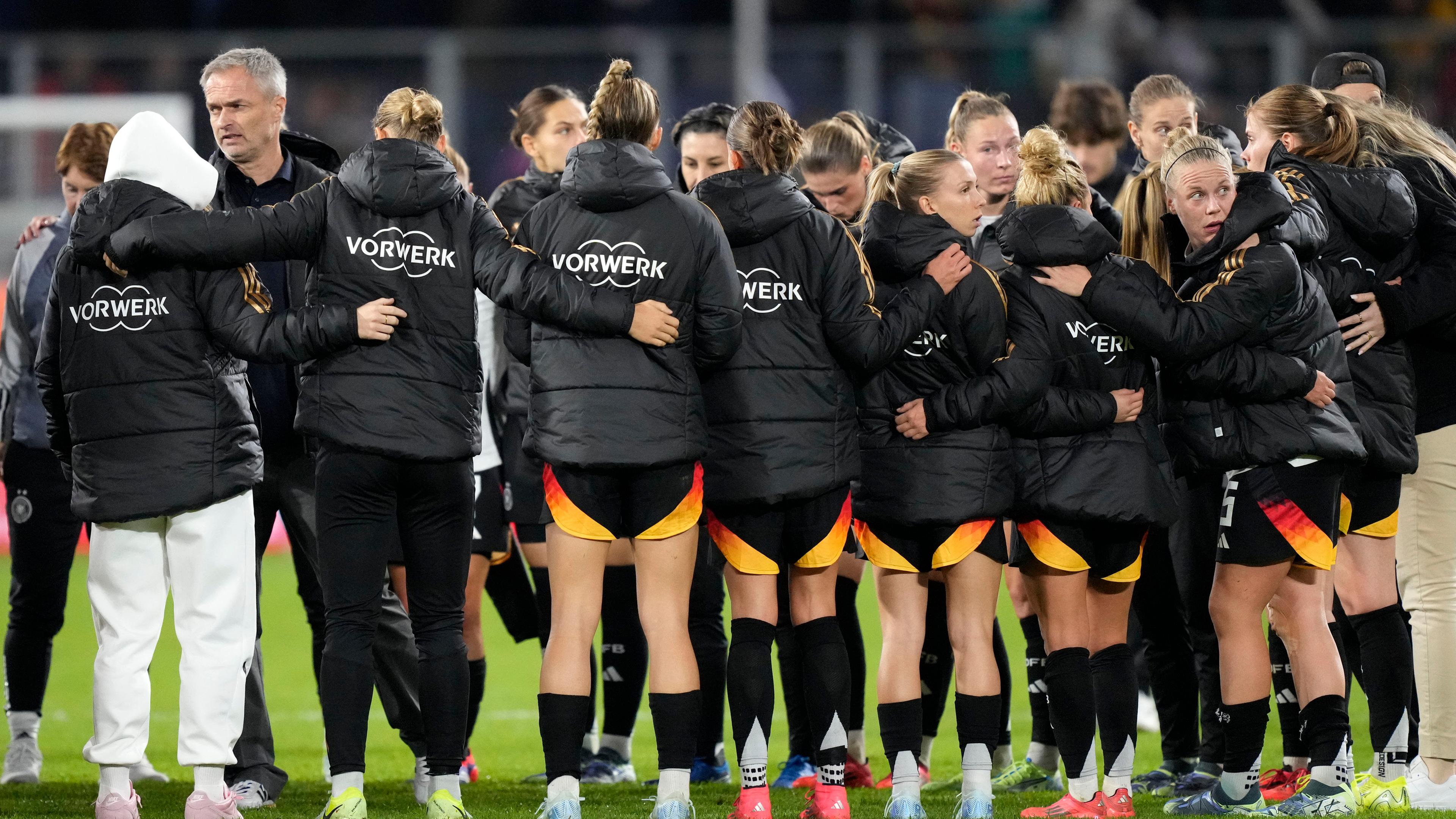 Deutschlands Cheftrainer Christian Wück steht mit seinen Spielern auf dem Spielfeld, nachdem er am Montag, 28. Oktober 2024, das internationale Frauen-Fußballspiel zwischen Deutschland und Australien in Duisburg verloren hat.