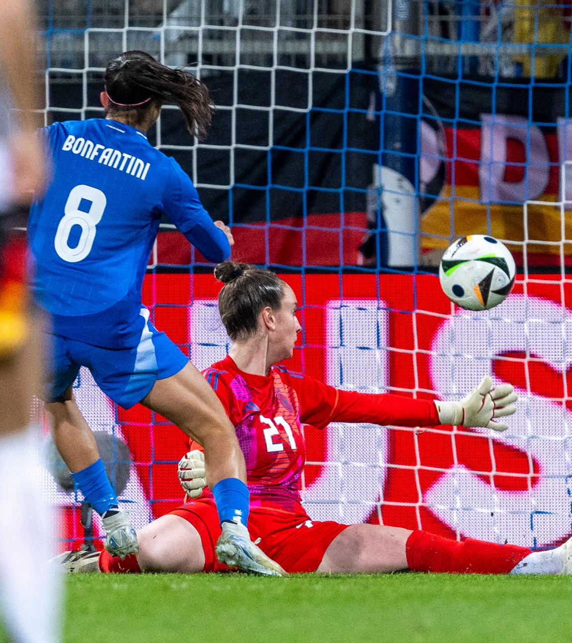 Fußball, Frauen, Länderspiel: Deutschland - Italien: Italiens Agnese Bonfantini (l) erzielt das Tor zum 0:1 gegen Deutschlands Torhüterin Ena Mahmutovic.