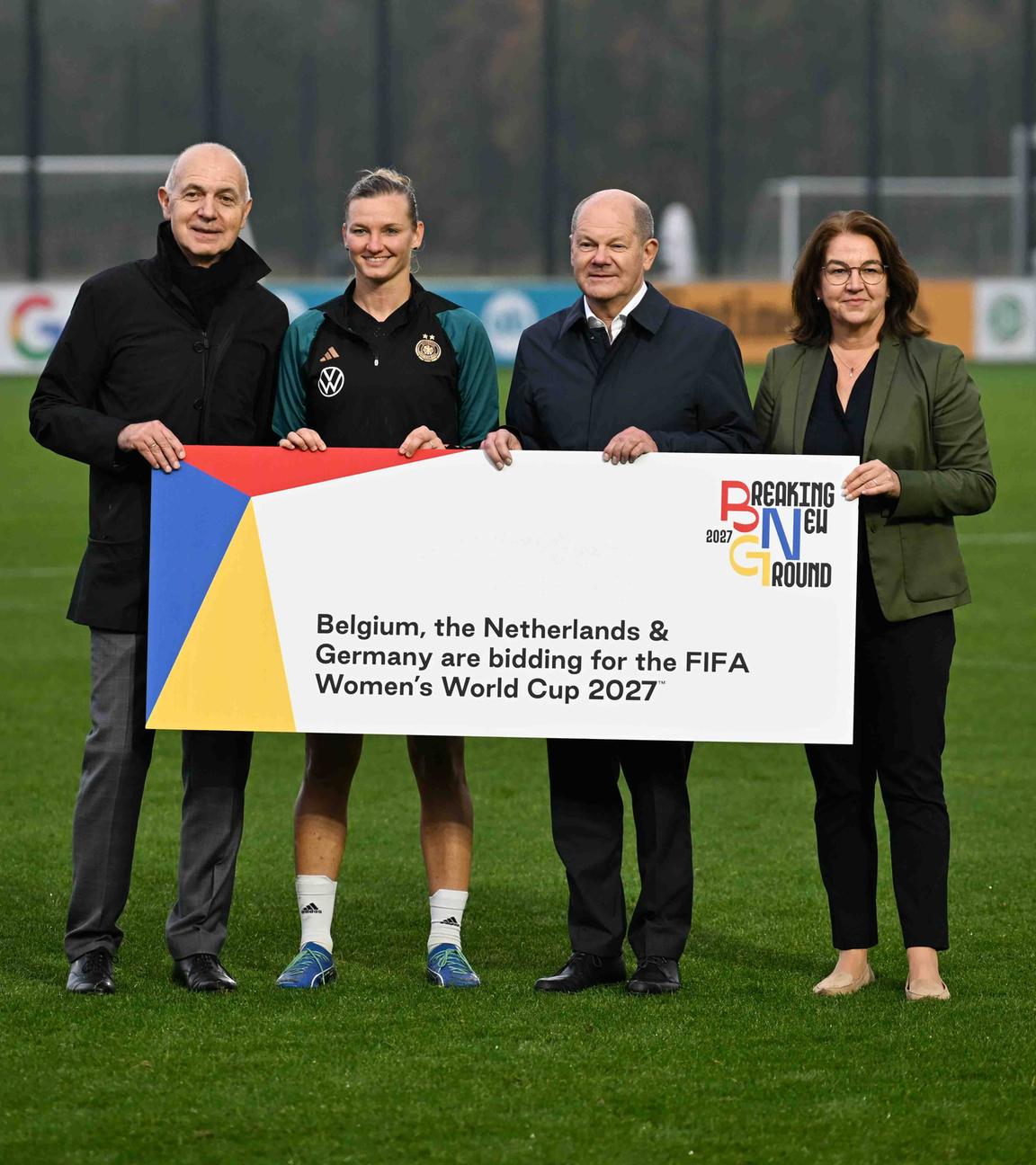 Die Deutschen Frauen-Nationalmannschaft mit prominenter Unterstützung auch für die Bewerbung um die WM 2027.