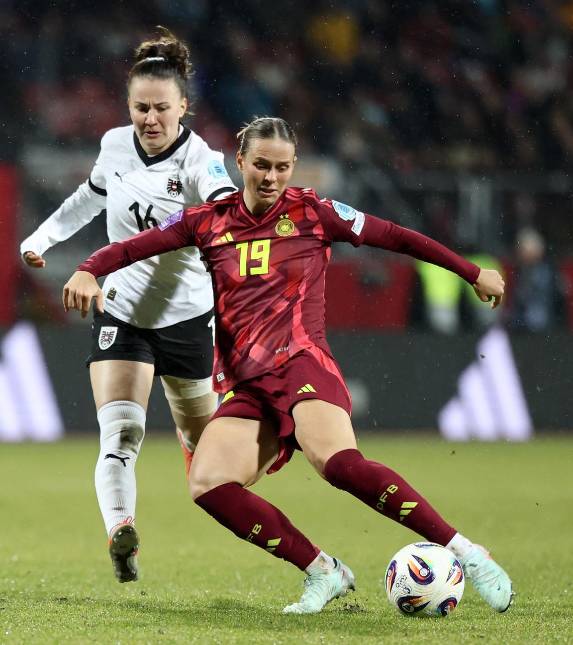 Deutschlands Klara Bühl (r) und Österreichs Annabel Schasching kämpfen um den Ball.