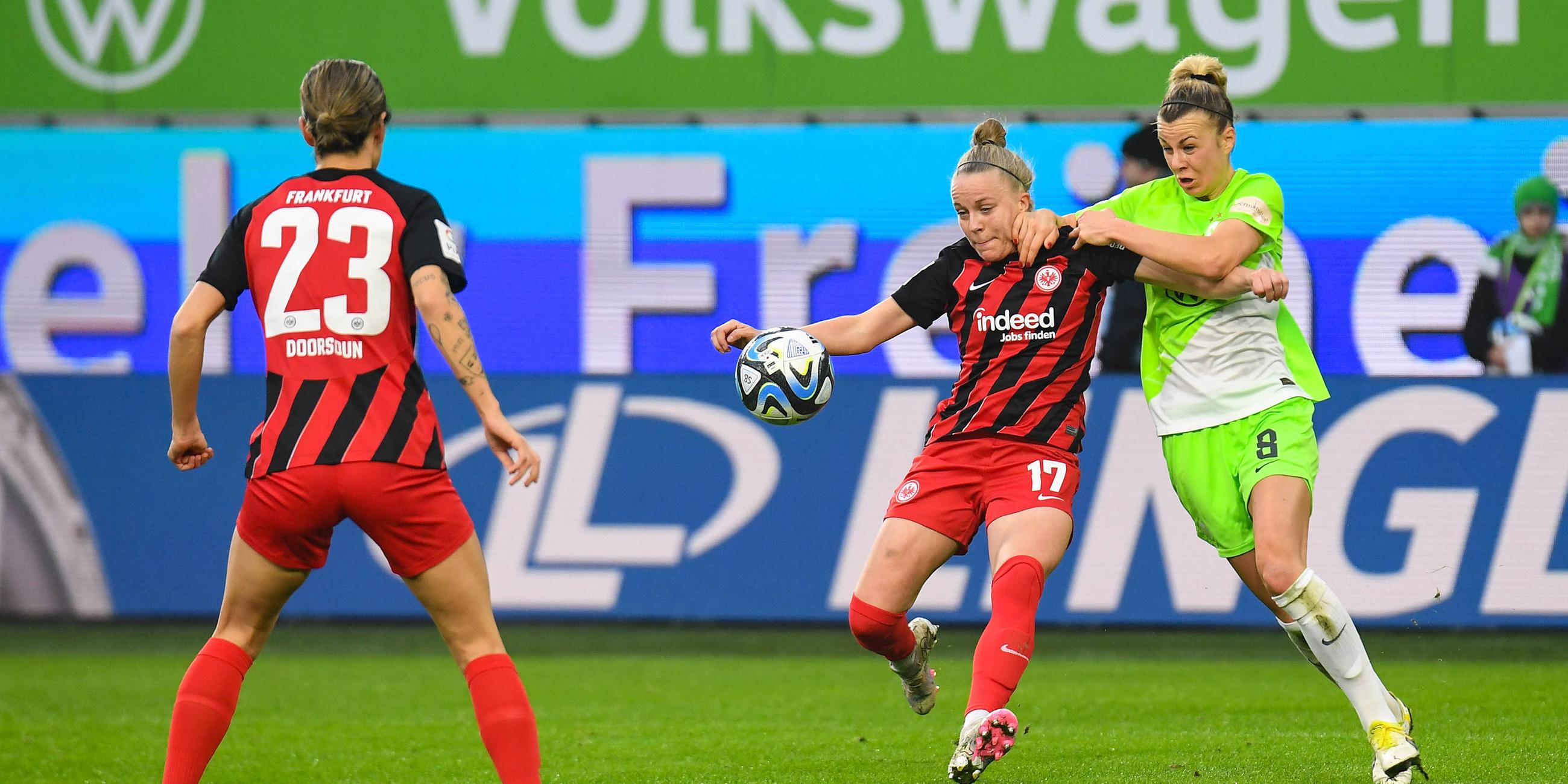 Fußball, Frauen, VfL Wolfsburg - Eintracht Frankfurt: Sara Doorsoun-Khajeh (23, Eintracht Frankfurt) beobachtet den Zweikampf zwischen Pia-Sophie Wolter (17, Eintracht Frankfurt) und Lena Lattwein (8, VfL Wolfsburg)