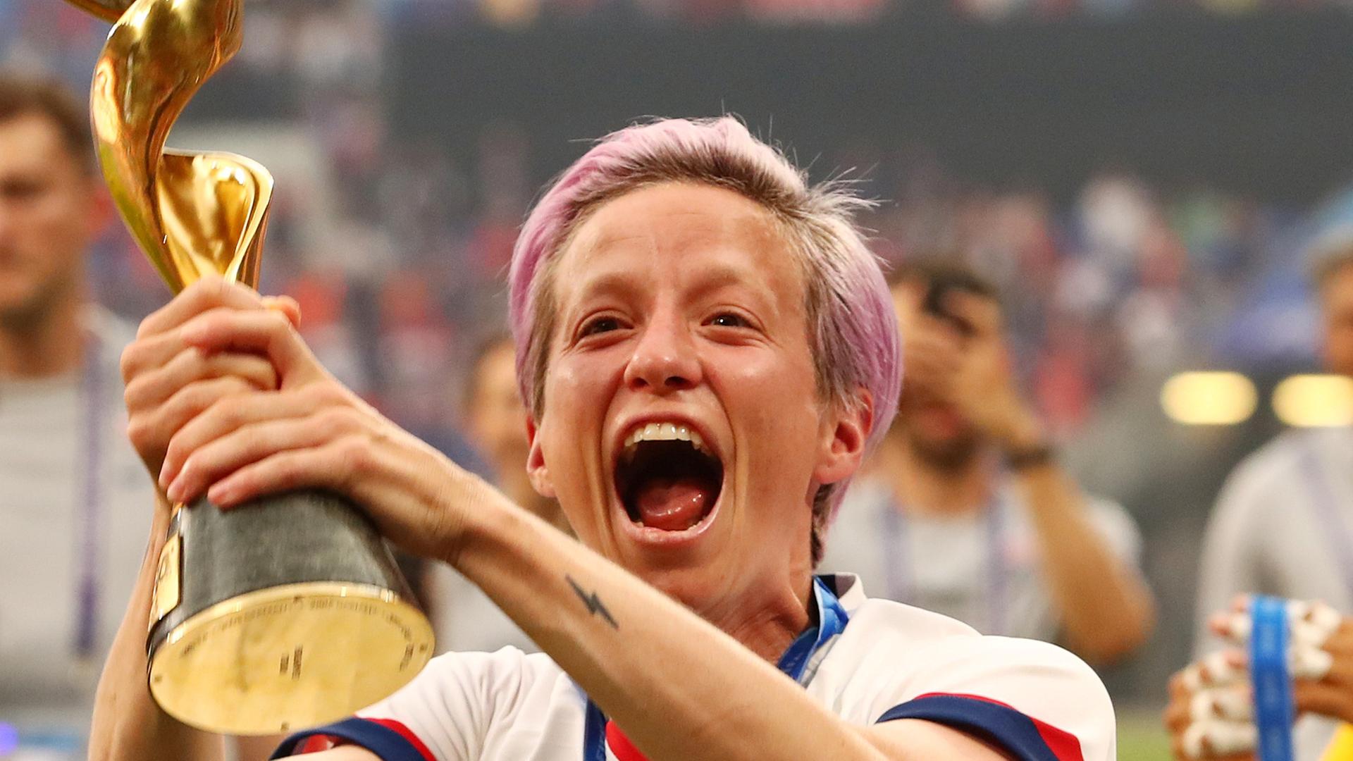 Megan Rapinoe jubelt mit dem WM-Pokal.