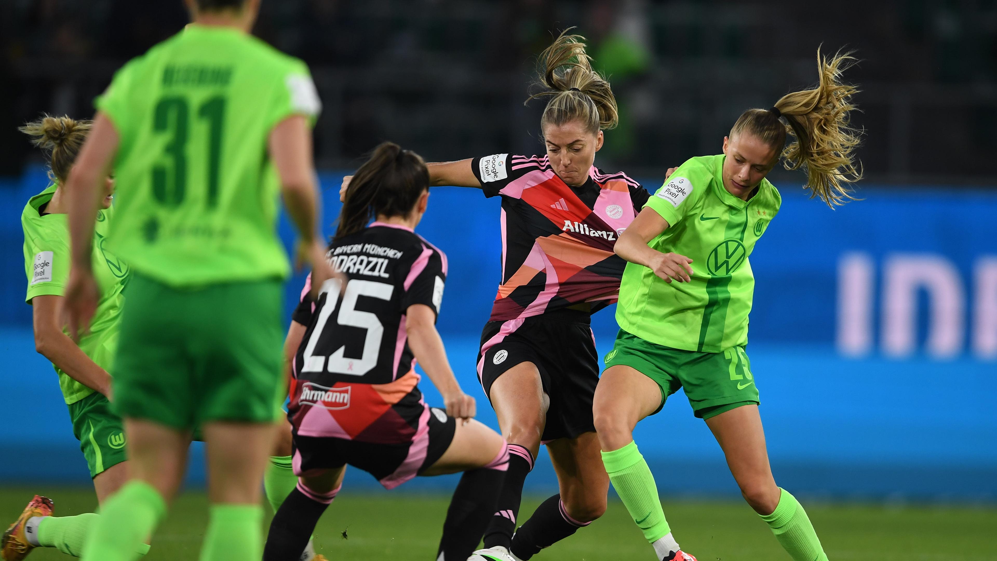 Fußball - Frauen-Bundesliga: VfL Wolfsburg - FC Bayern München.