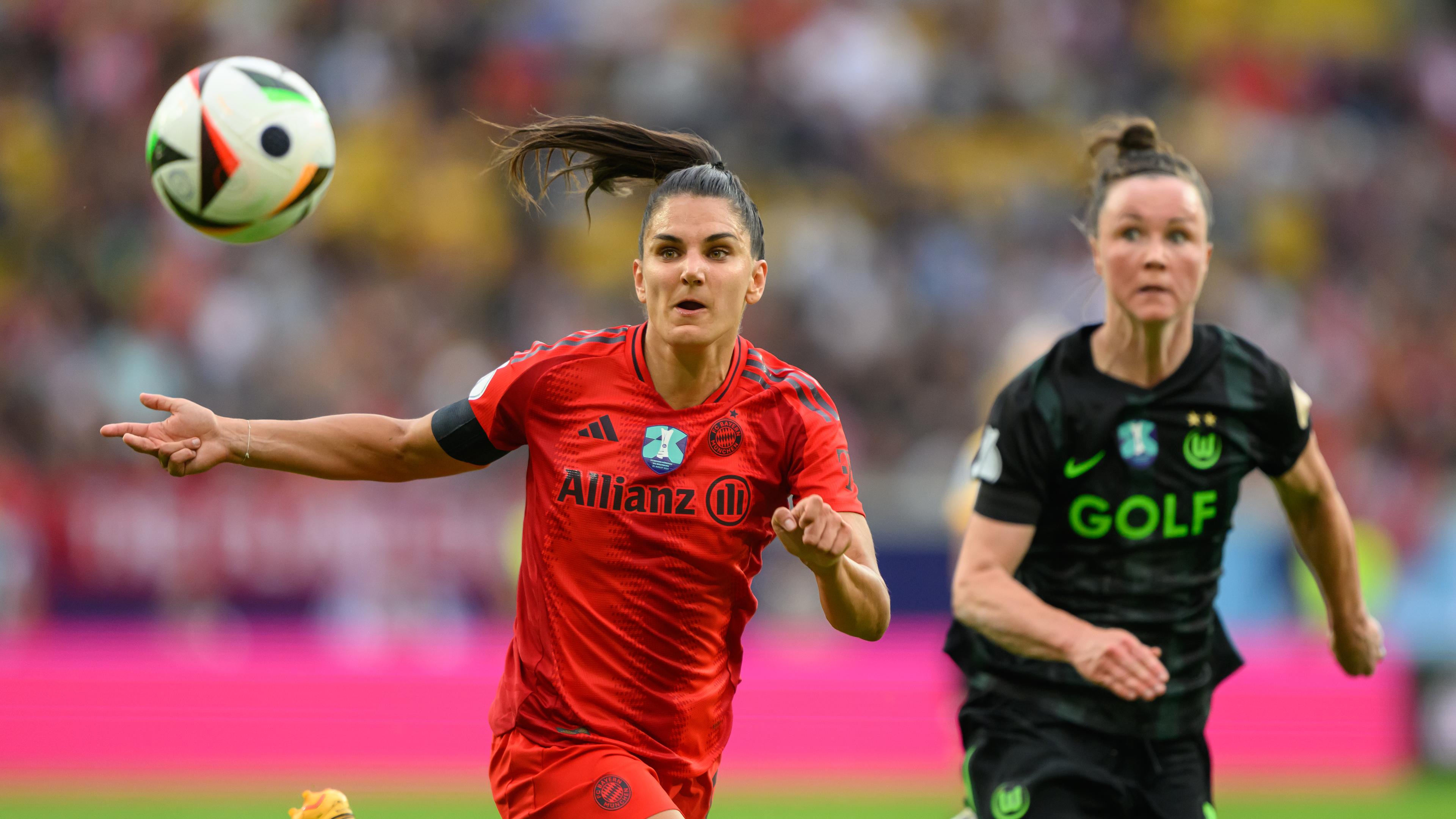 Fußball: Frauen-Supercup FC Bayern - VfL Wolfsburg.