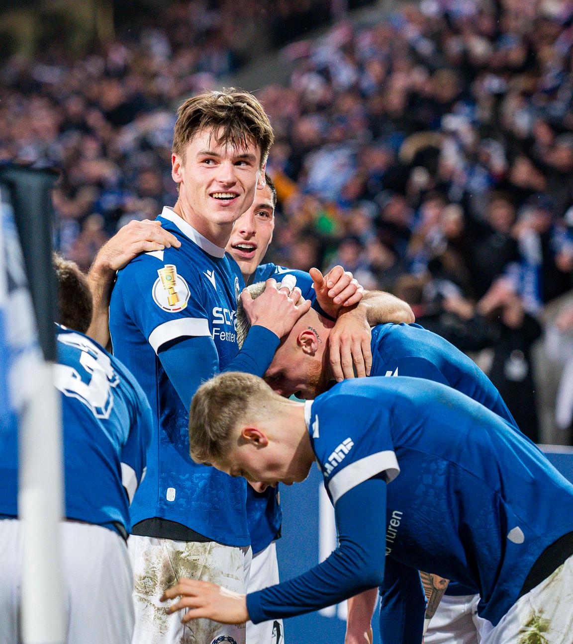 Jubeltraube der Spieler von Arminia Bielefeld nach dem Tor zum 3:1