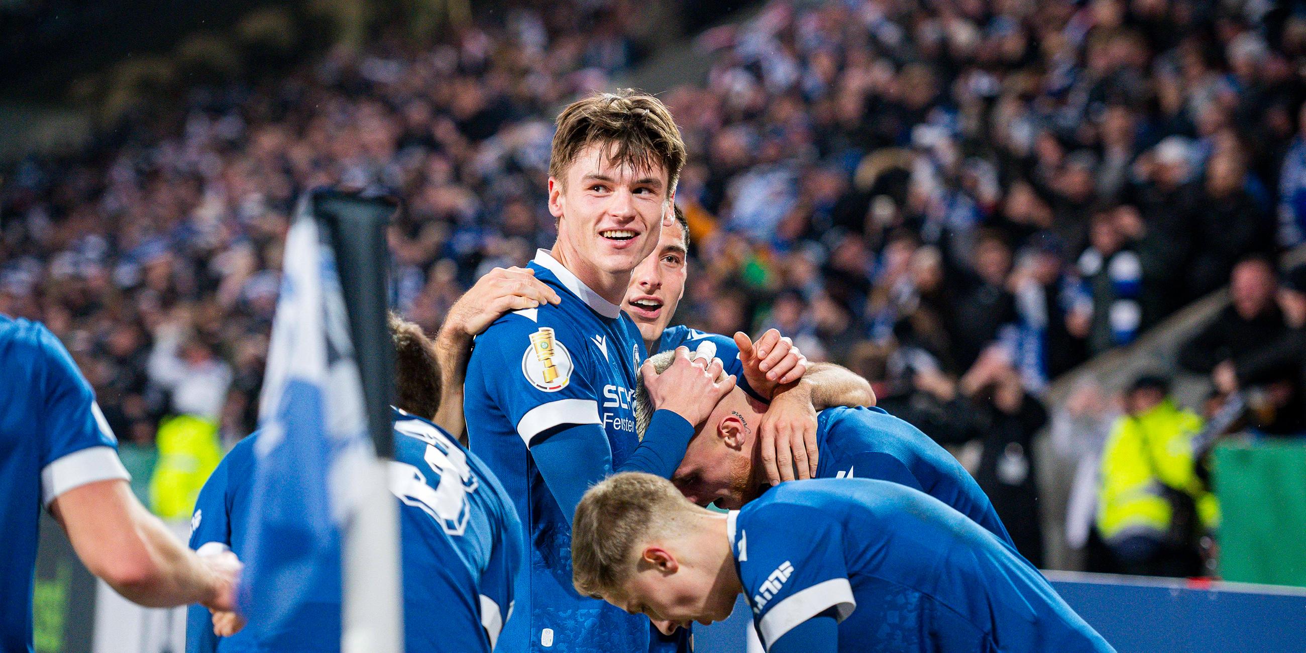 Jubeltraube der Spieler von Arminia Bielefeld nach dem Tor zum 3:1