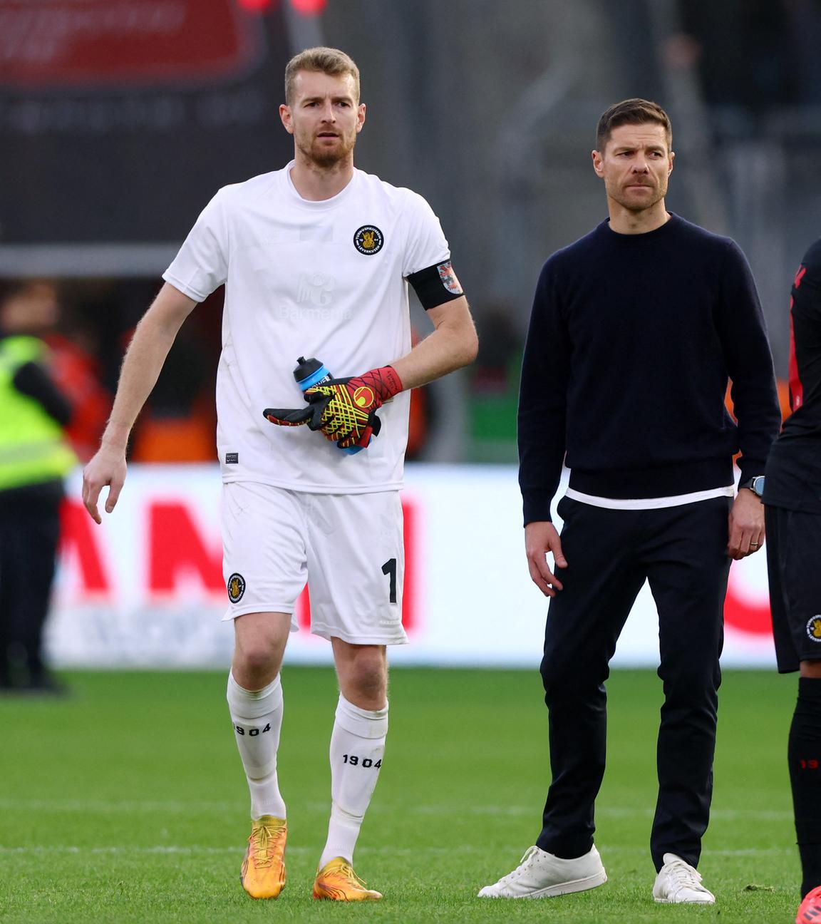 Fußball: Keeper Hradecky und Trainer Alonso von Bayer Leverkusen.