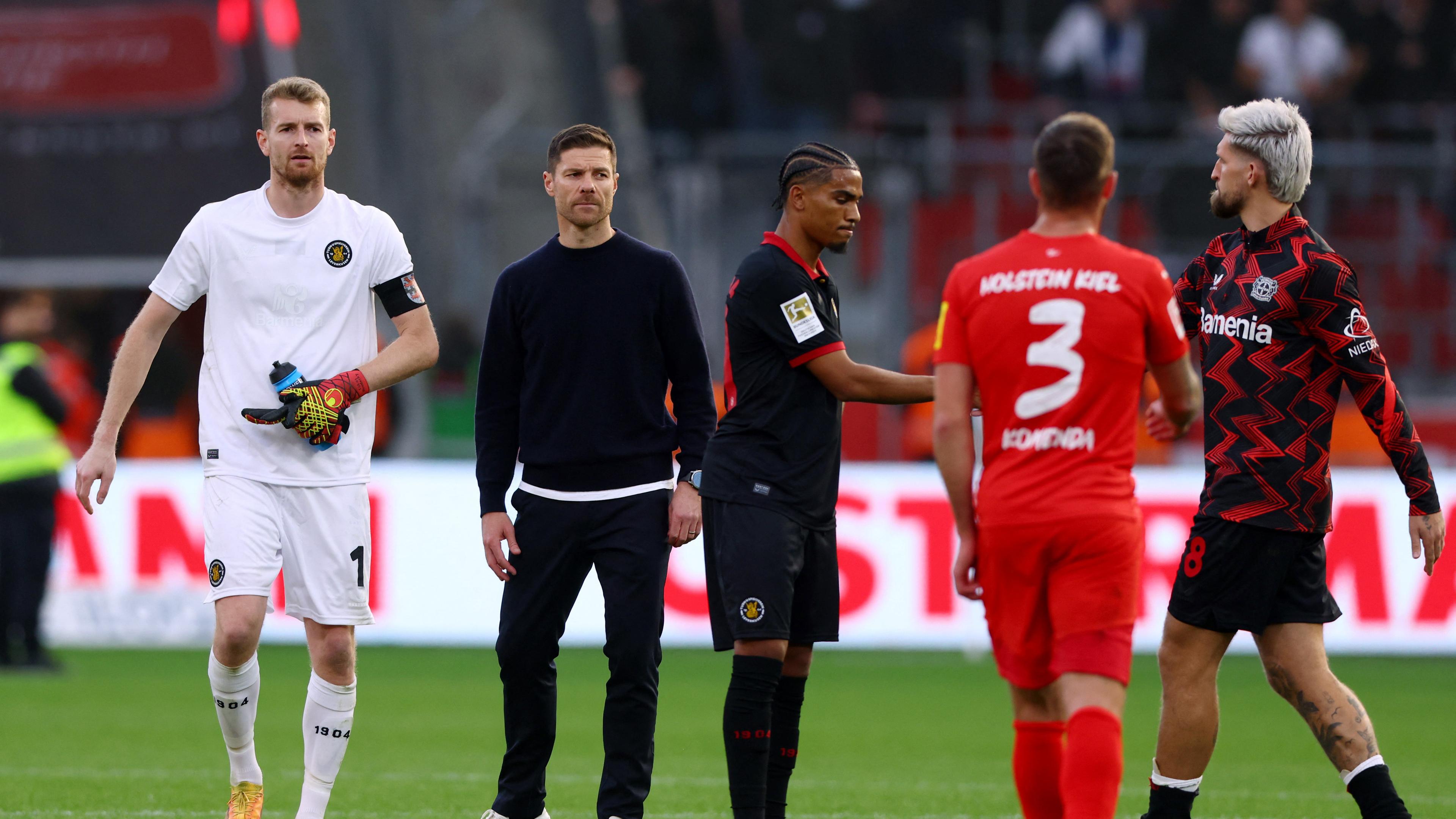 Fußball: Keeper Hradecky und Trainer Alonso von Bayer Leverkusen.