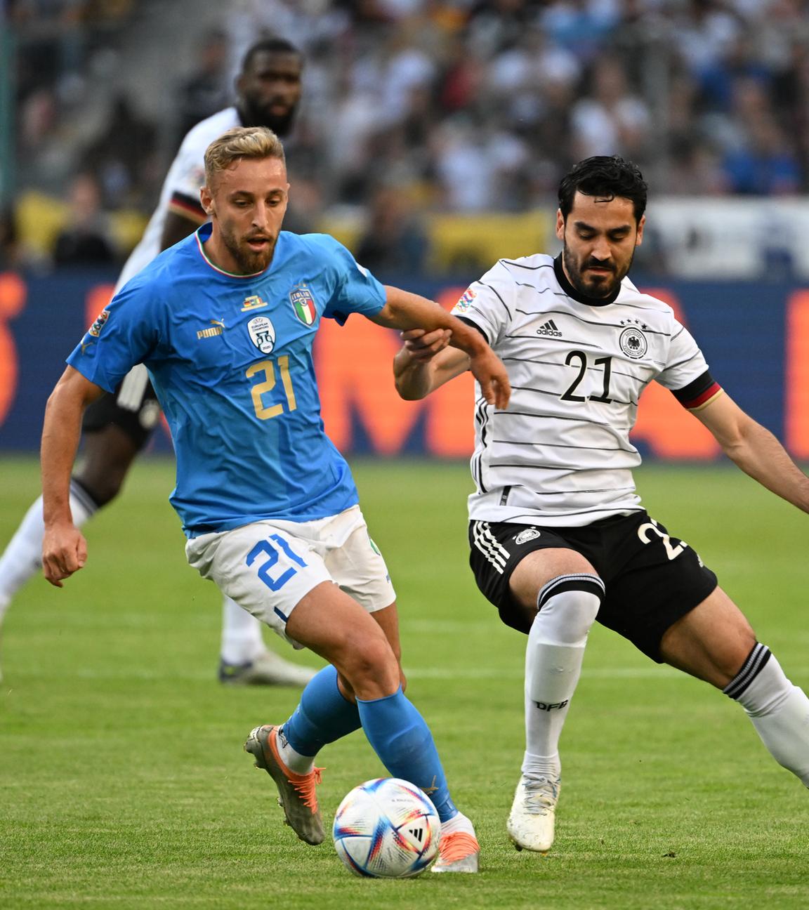 NRW, Mönchengladbach: Fußball: Nations League, Deutschland - Italien: Italiens Davide Frattesi und Deutschlands Ilkay Gündogan (r) kämpfen um den Ball.