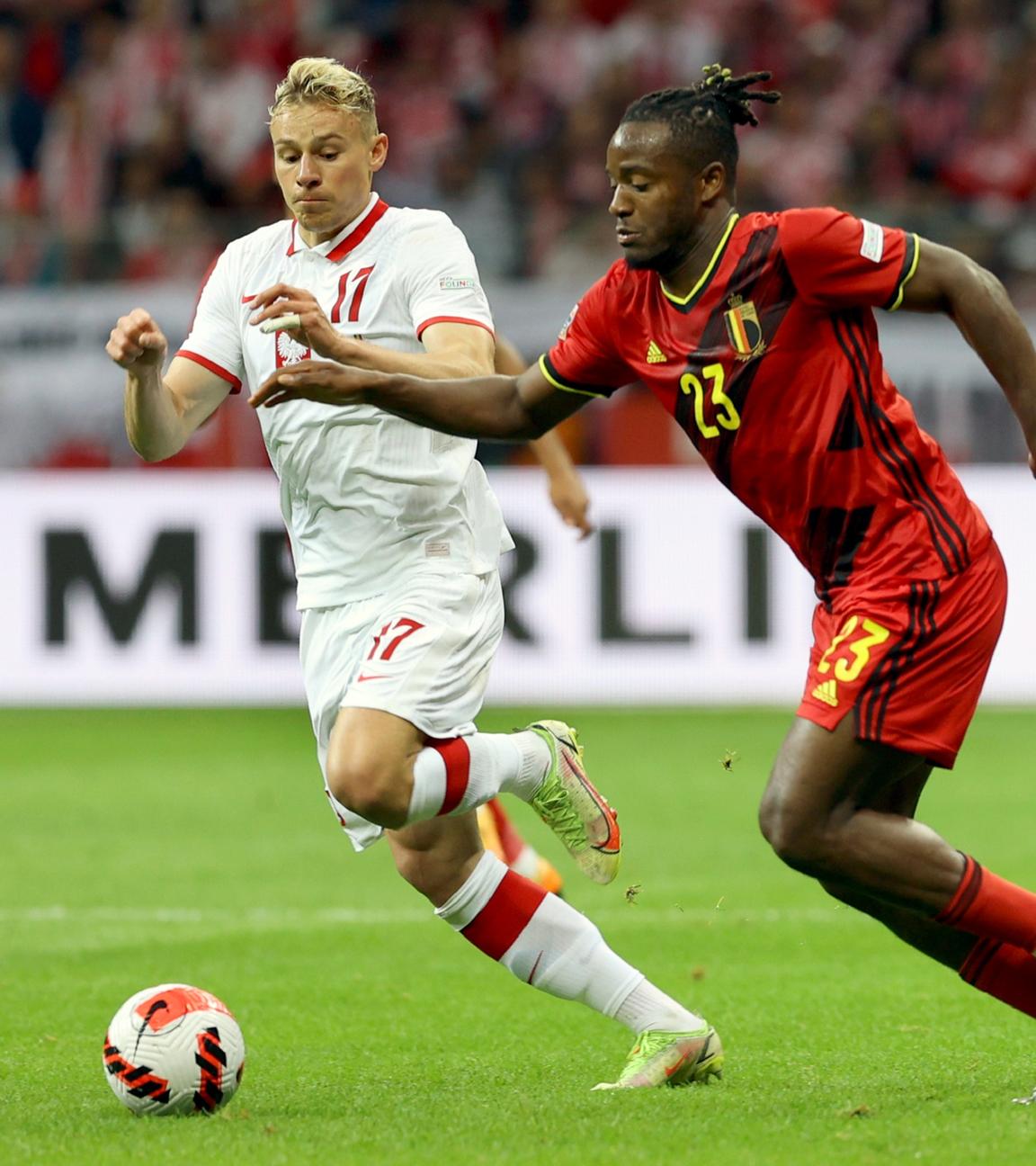 Fußball: Nations League, Polen - Belgien: Polens Szymon Zurkowski (l) fordert Belgiens Michy Batshuayi.