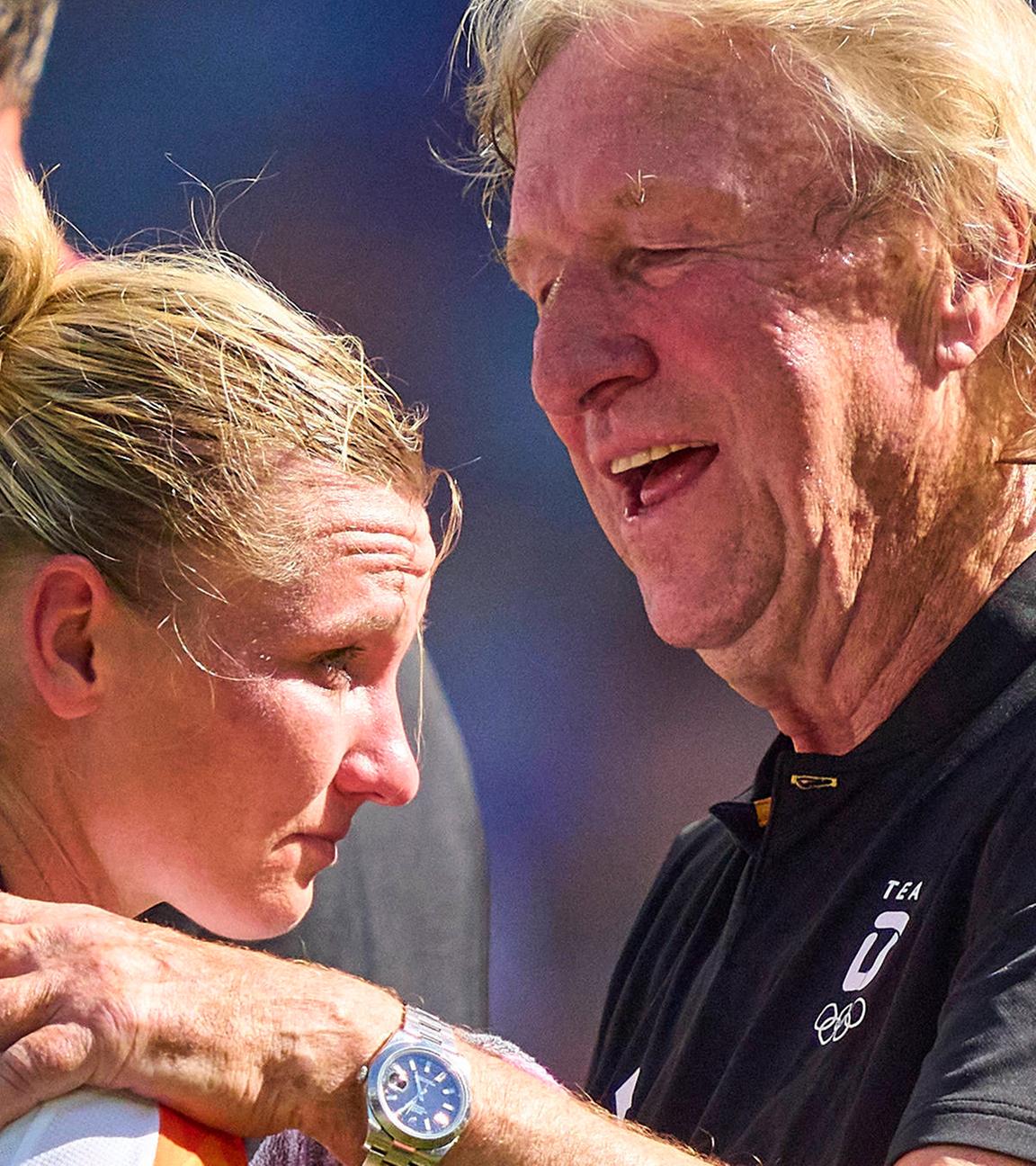 Alexandra Popp mit Trainer Horst Hrubesch nach dem Spiel Deutschland gegen Spanien.