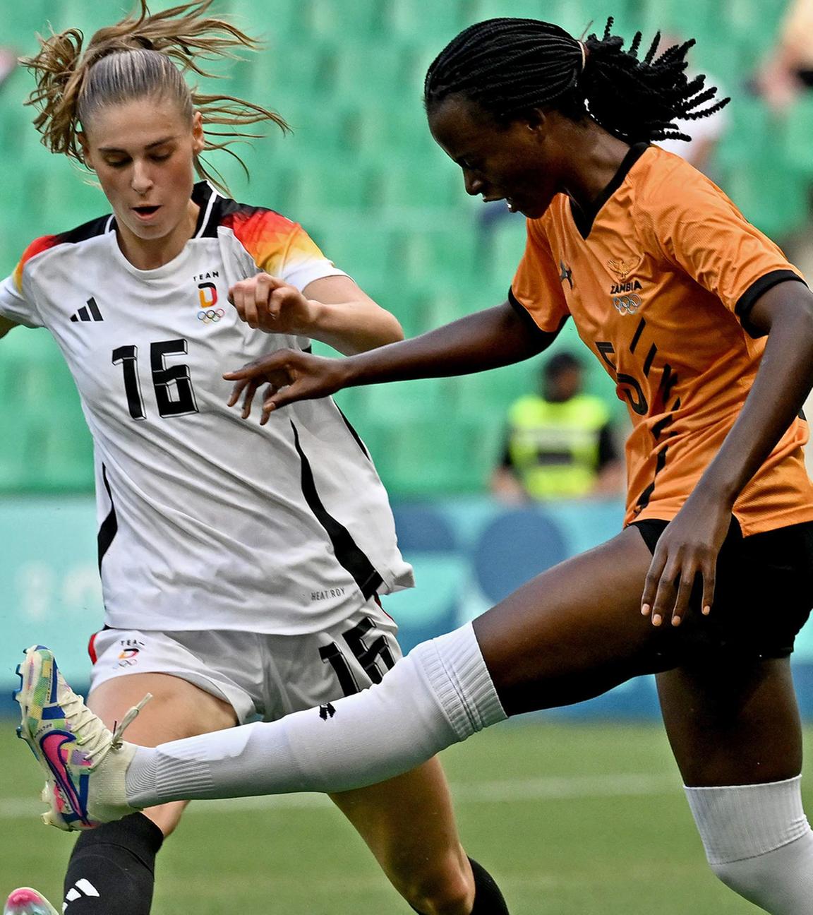 Sambias Verteidigerin #05 Pauline Zulu (R) kämpft um den Ball mit Deutschlands Mittelfeldspielerin #16 Jule Brand.