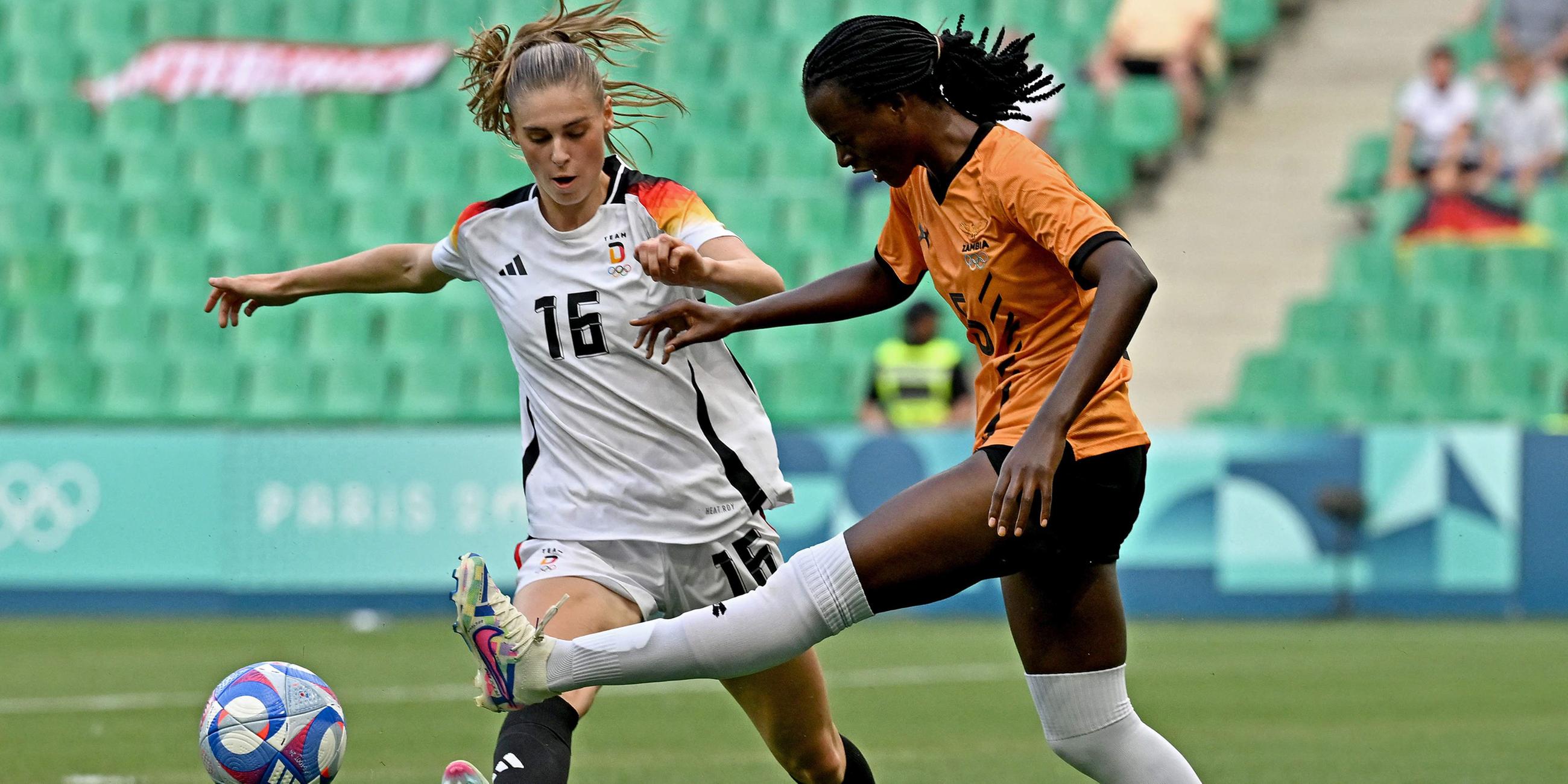 Sambias Verteidigerin #05 Pauline Zulu (R) kämpft um den Ball mit Deutschlands Mittelfeldspielerin #16 Jule Brand.