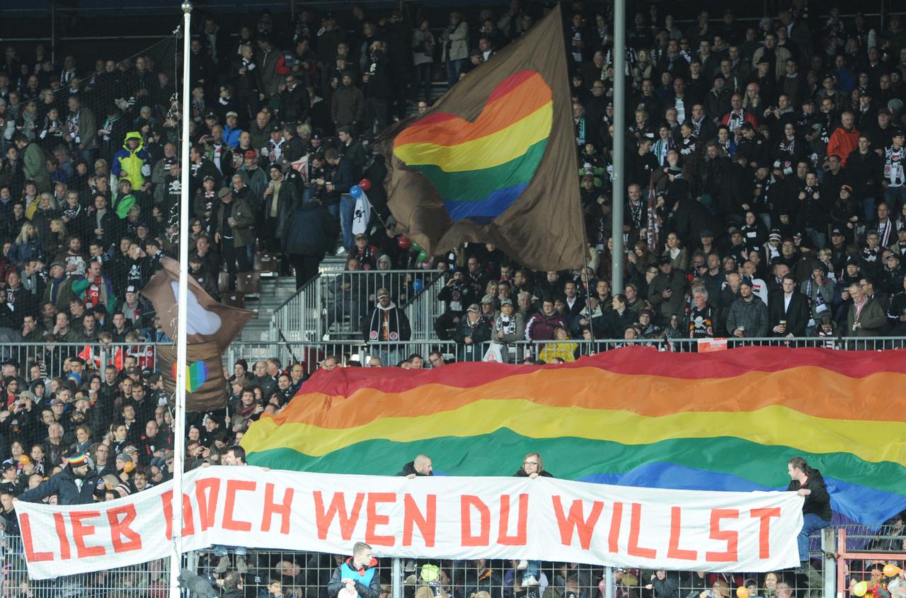 Fans des FC St. Pauli demonstrieren im Millerntorstadion gegen Homophobie.