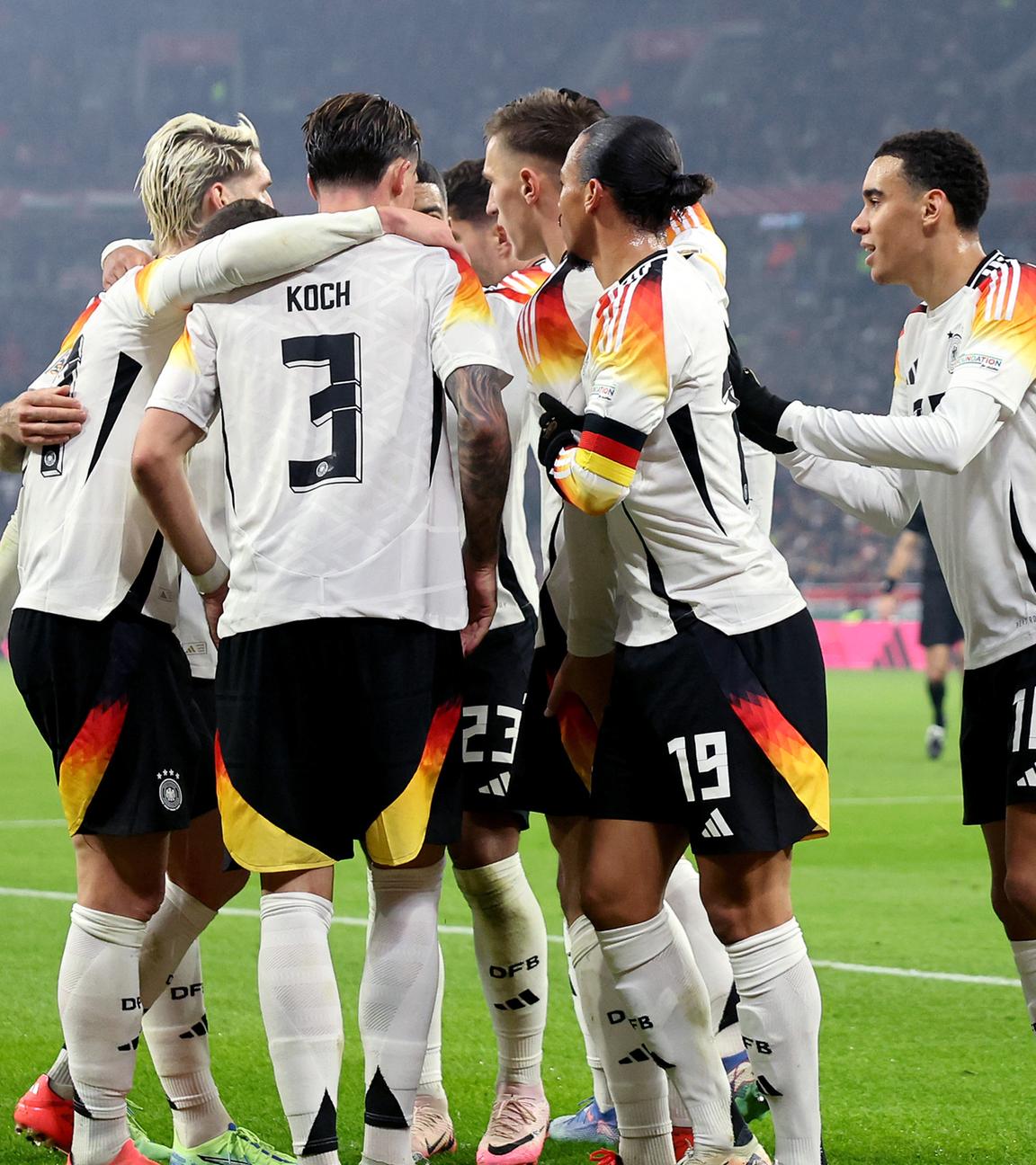 Deutschlands Felix Nmecha (l) jubelt neben seinen Mitspielern über sein Tor zum 0:1, aufgenommen am 19.11.2024