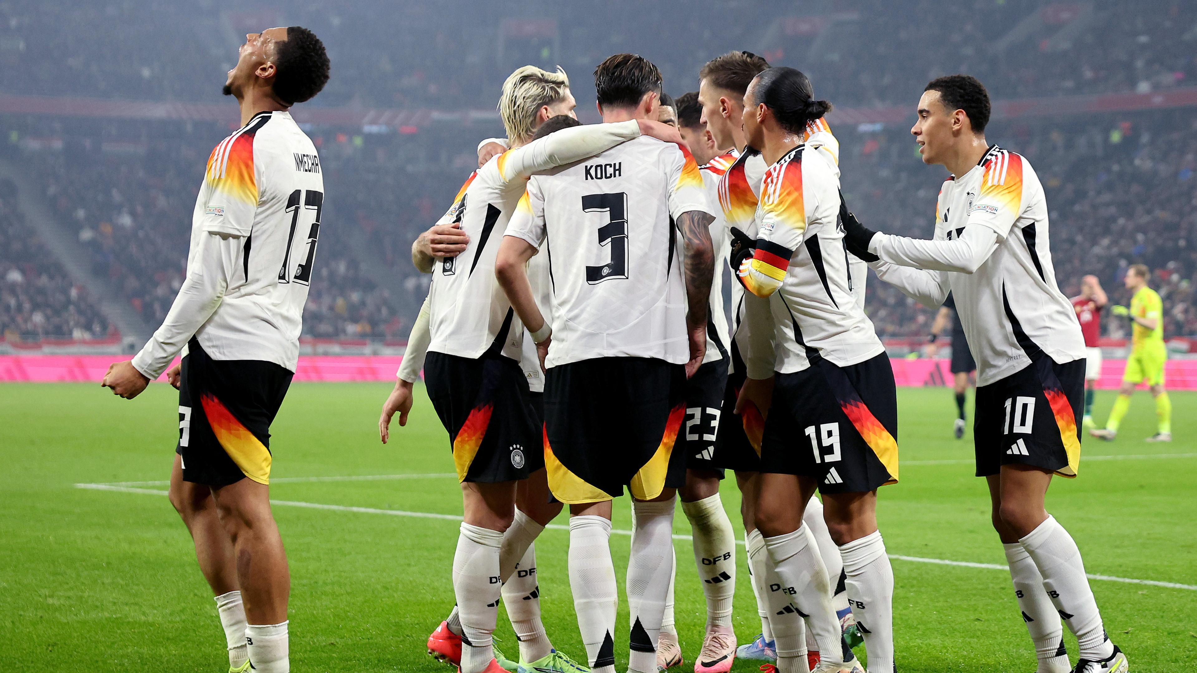 Deutschlands Felix Nmecha (l) jubelt neben seinen Mitspielern über sein Tor zum 0:1, aufgenommen am 19.11.2024