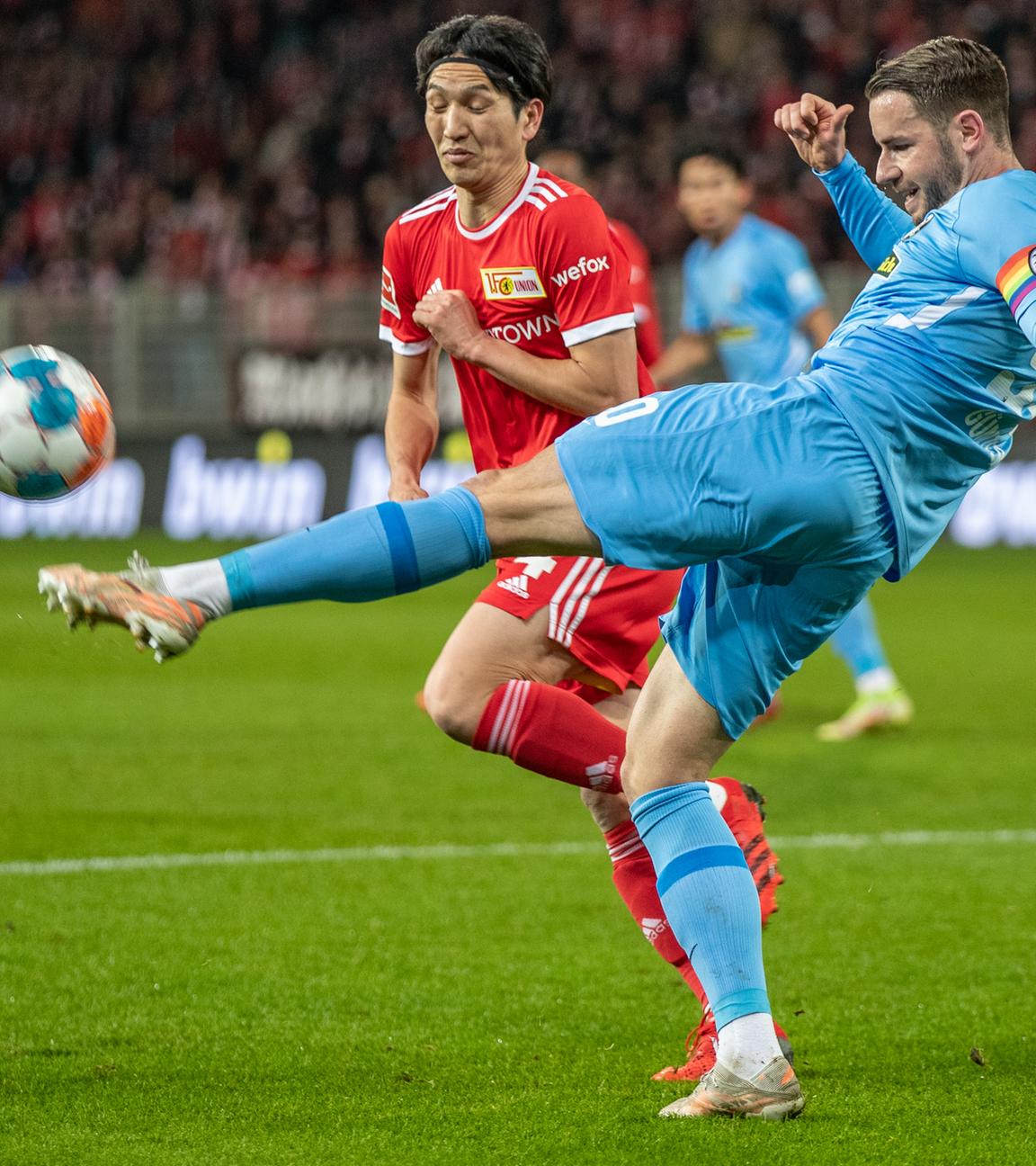 Fußball: Christian Günter von SC Freiburg und Berlins Genki Haraguchi (l.).