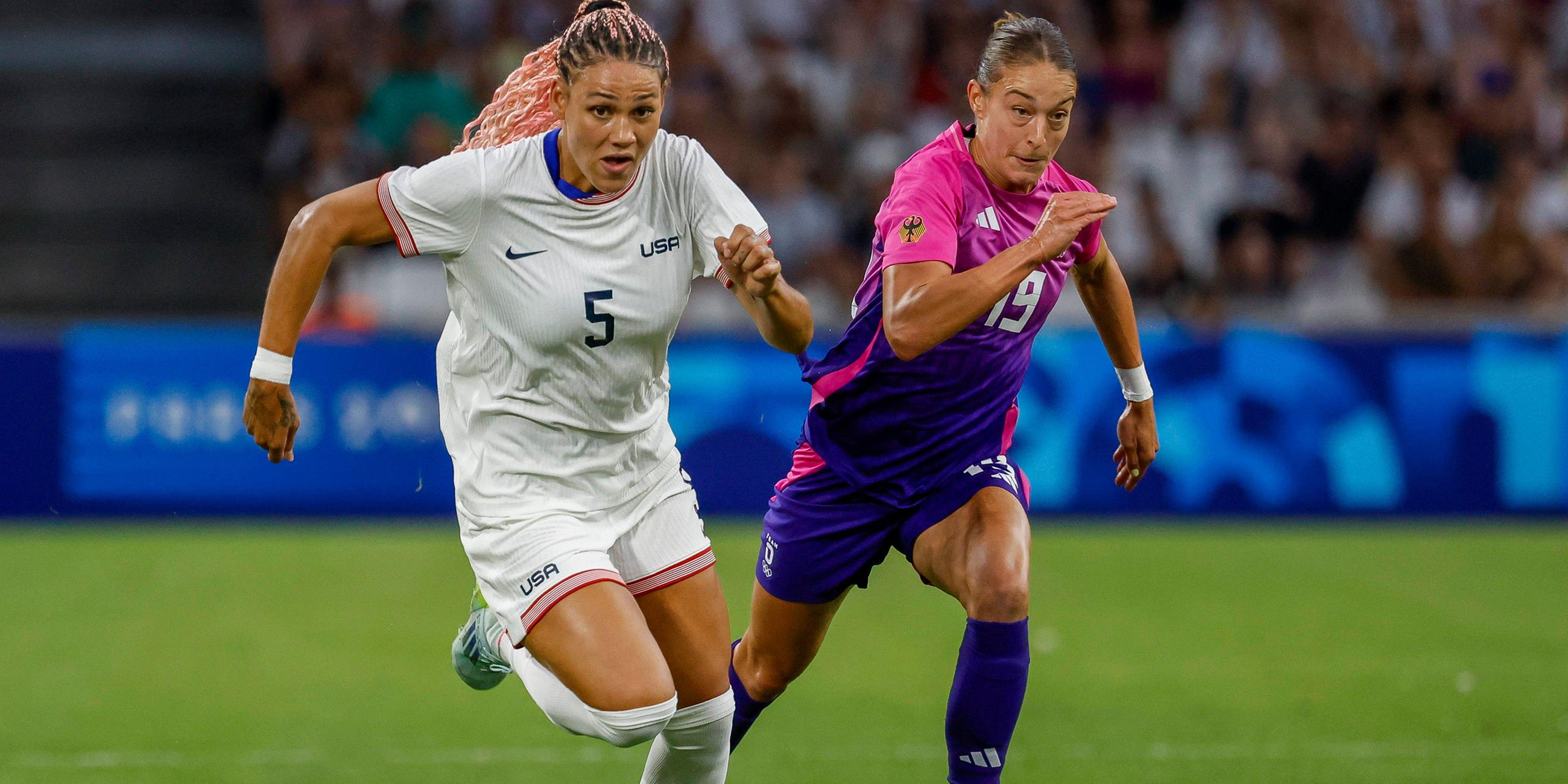 Trinity Rodman (USA) und Felicitas Rauch (Deutschland) kämpfen um den Ball.