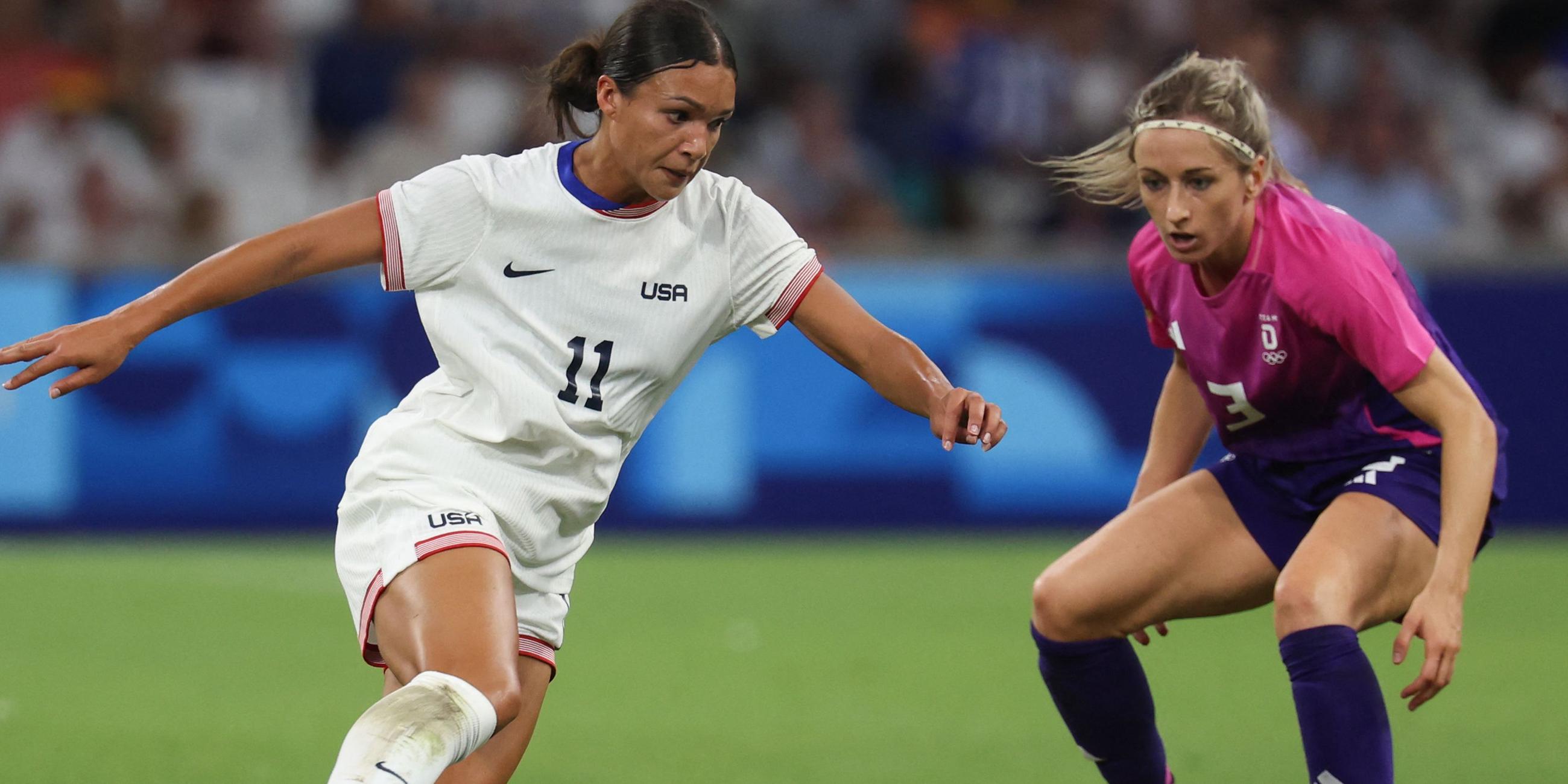 Die US-amerikanische Stürmerin Sophia Smith (11) kämpft mit der deutschen Verteidigerin Kathrin Hendrich (R) um den Ball.