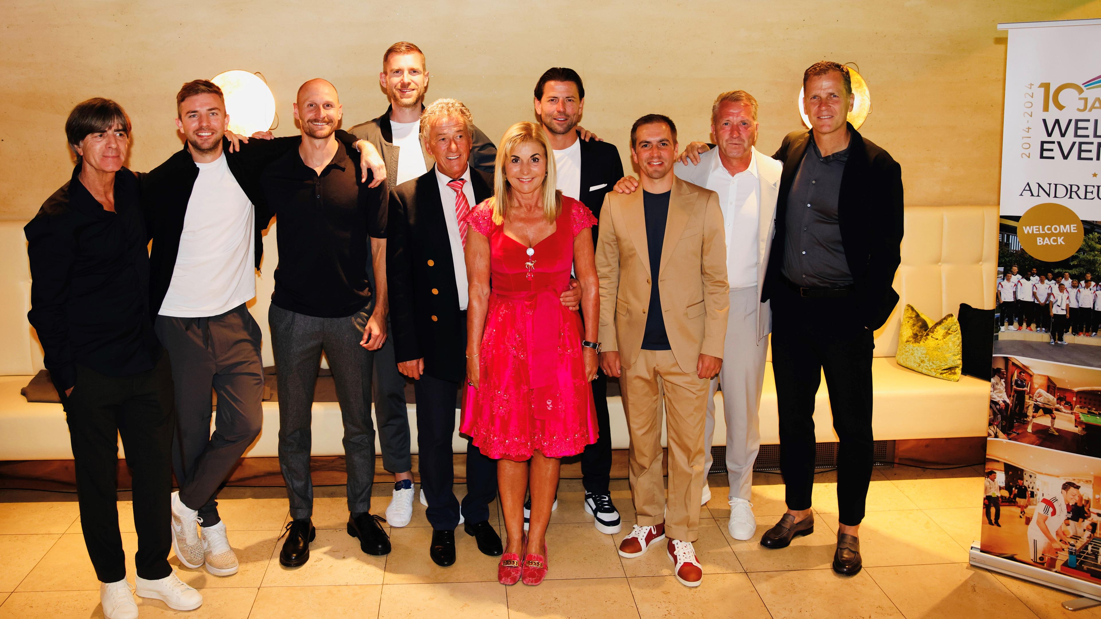 Italien, San Leonardo In Passiria BZ,: Die Weltmeister von 2014 und ihre Gastgeber (l-r): Joachim Löw, Christoph Kramer, Benedikt Höwedes, Per Mertesacker, Richard Fink, Helga Fink, Romand Weidenfeller, Philipp Lahm, Andreas Köpke, Oliver Bierhoff.