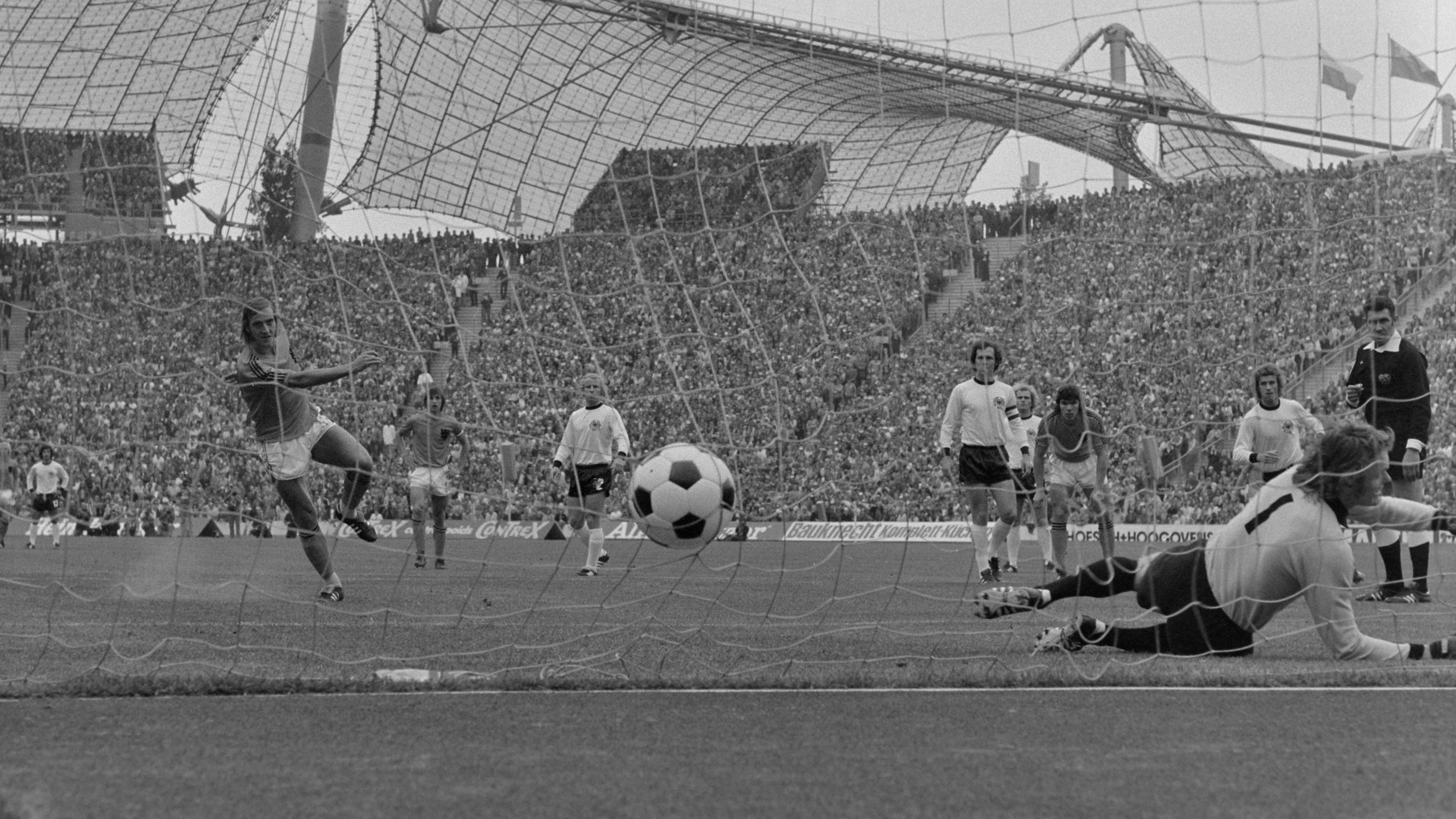 Fußball, WM, 1974, Finale, Deutschland - Holland: Johan Neeskens (Holland links) trifft per Elfmeter zum 0:1 gegen Sepp Maier (Deutschland)