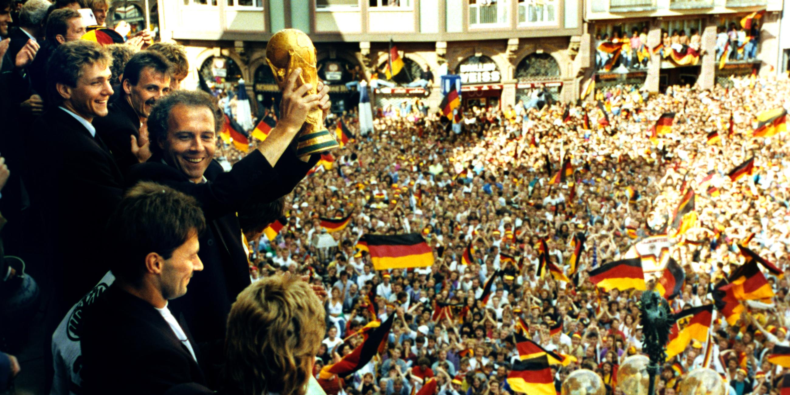 Empfang der Deutschen Nationalmannschaft in Frankfurt nach dem Gewinn der Fußball-WM '90