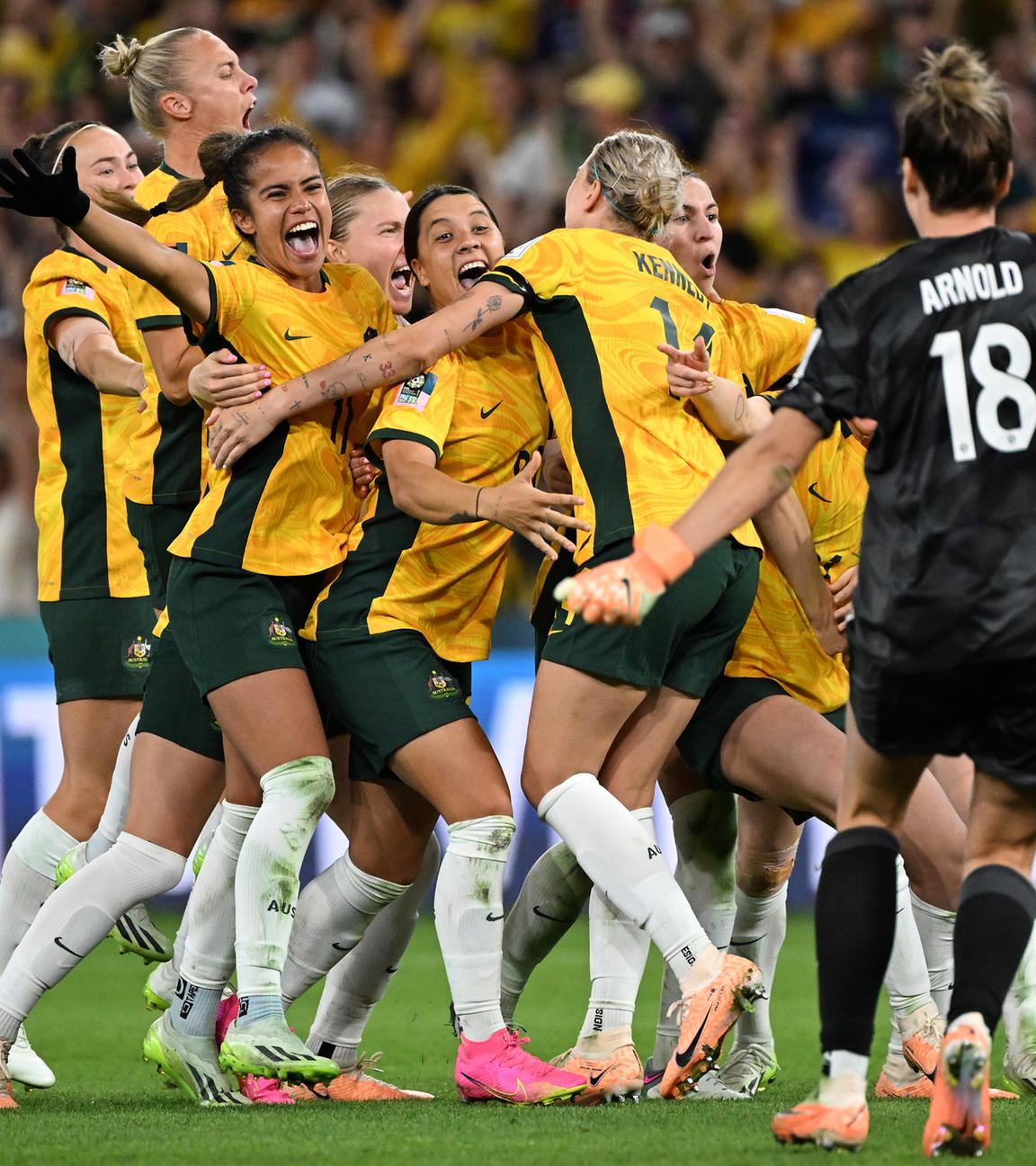 Australien, Brisbane: Fußball, Frauen: WM, Australien - Frankreich, Finalrunde, Viertelfinale: Australische Spielerinnen feiern.