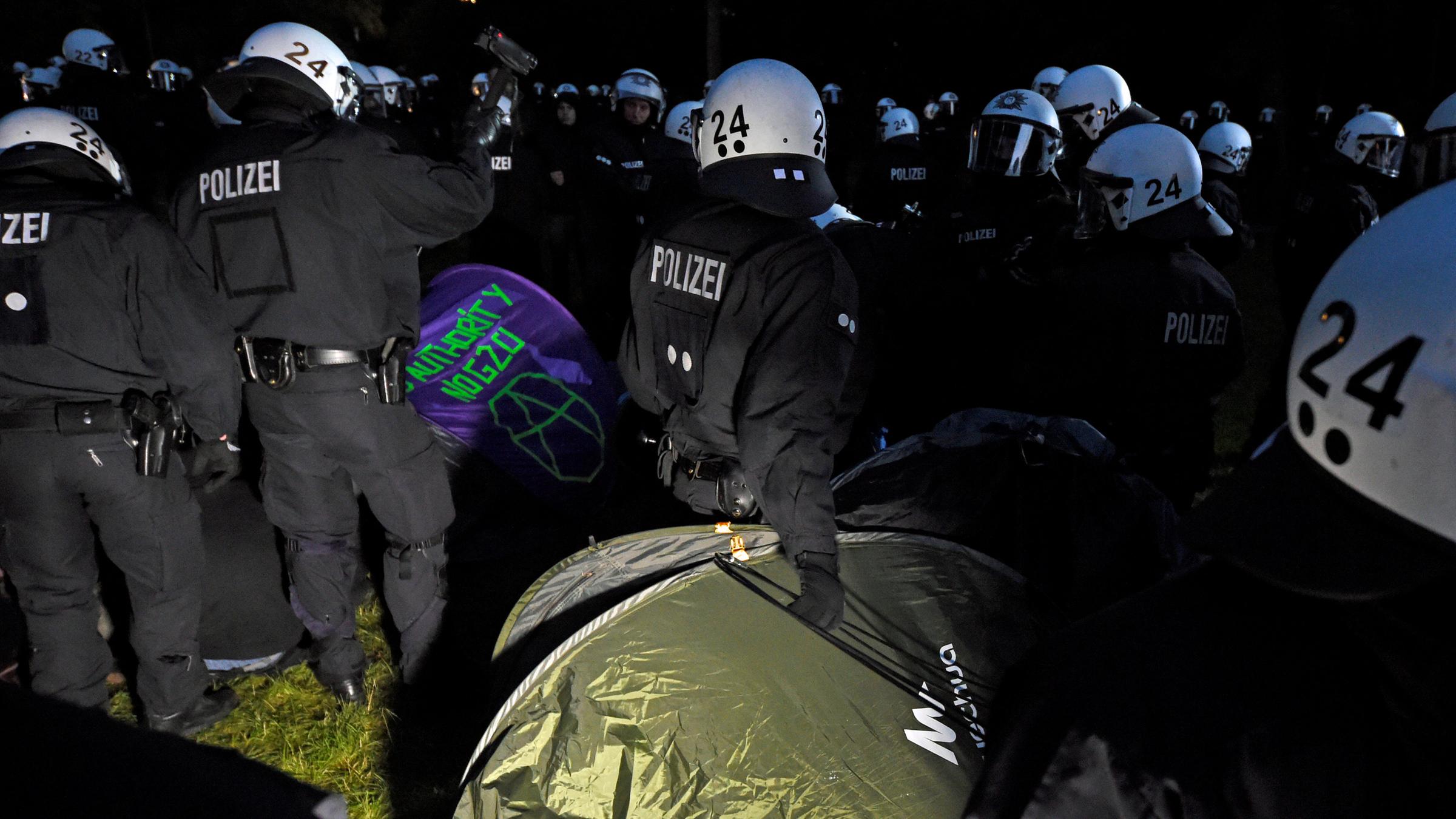 G20 Gipfel Polizisten Räumen Protest Camp Zdfheute