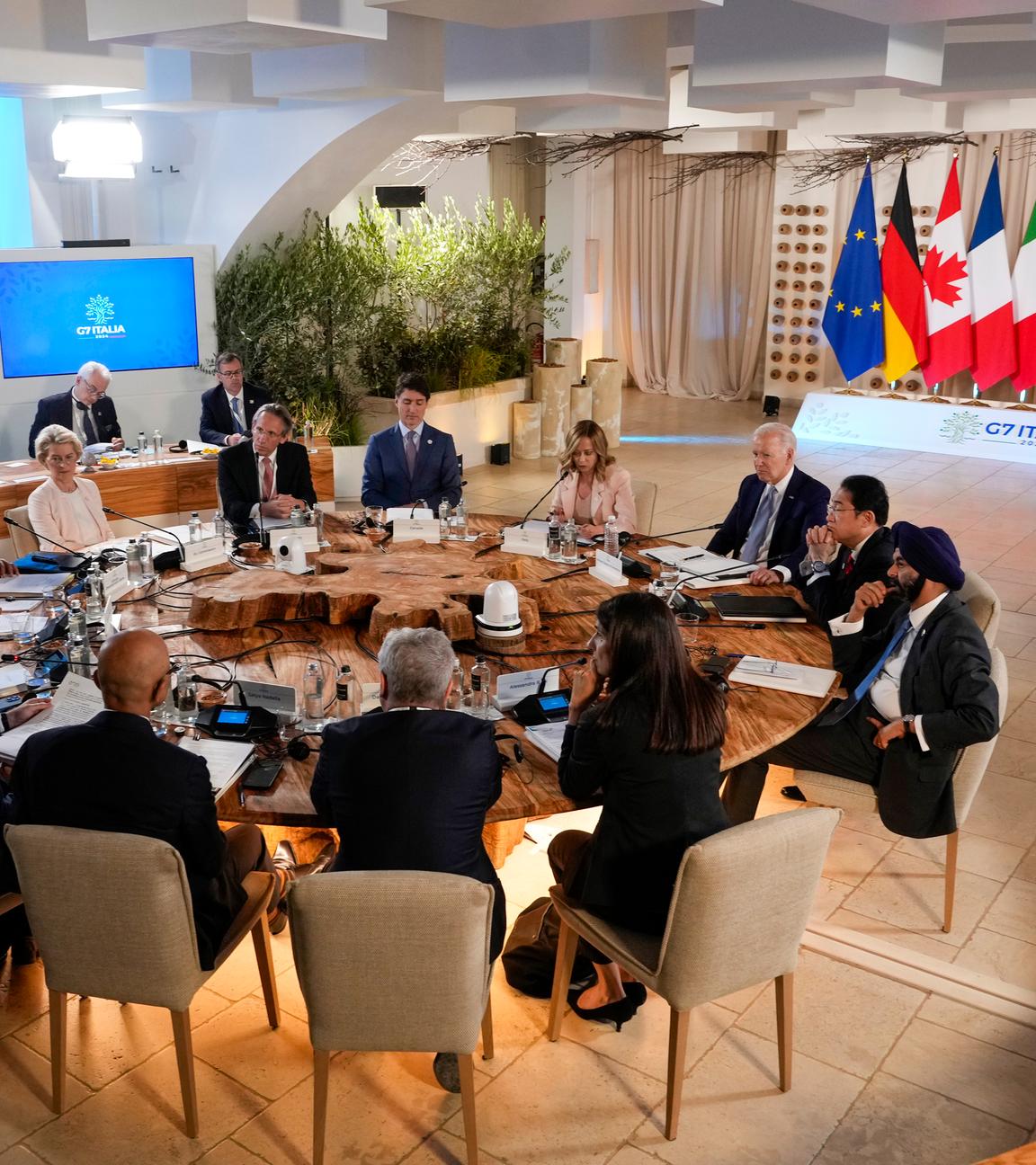 Die Staats- und Regierungschefs der G7 beim Gipfel in Italien an einem Tisch mit Gastgeberin Meloni.