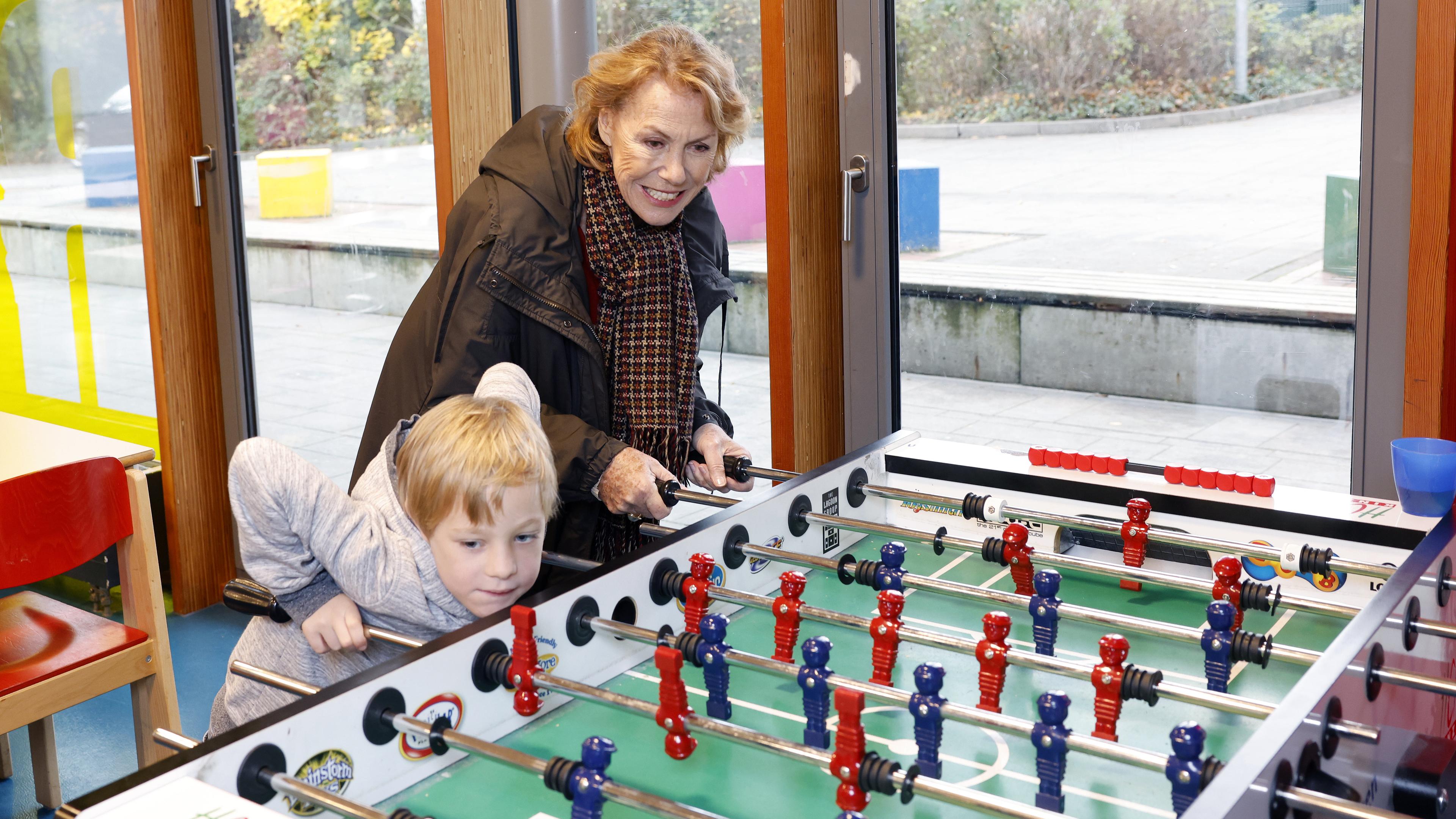 Gaby Dohm beim Besuch des Kinderhauses der "Arche" in Hamburg