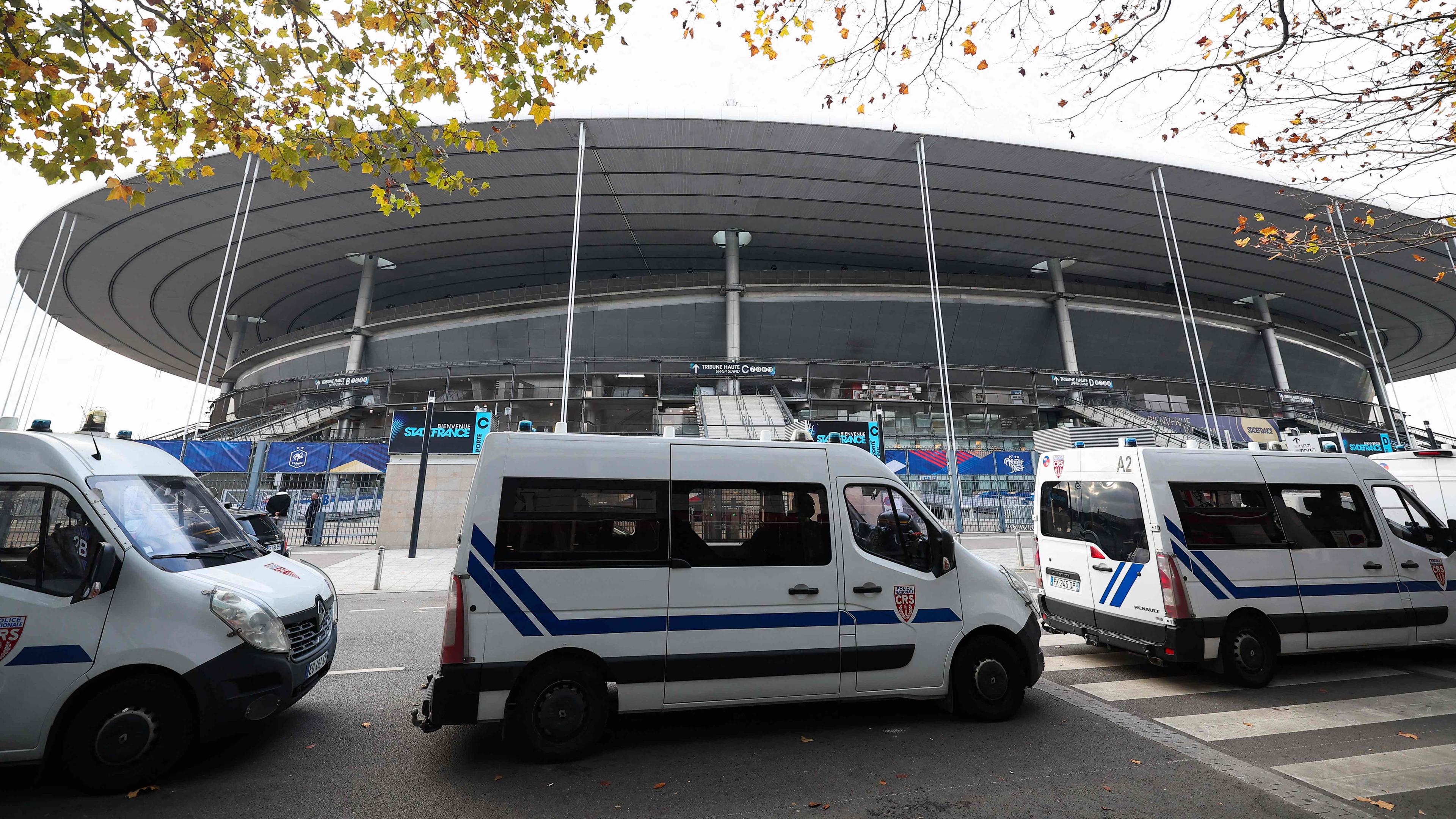 Französische Bereitschaftspolizisten sichern das Stade-de-France vor dem Training der Mannschaften von Frankreich und Israel am Vorabend des Spiels.