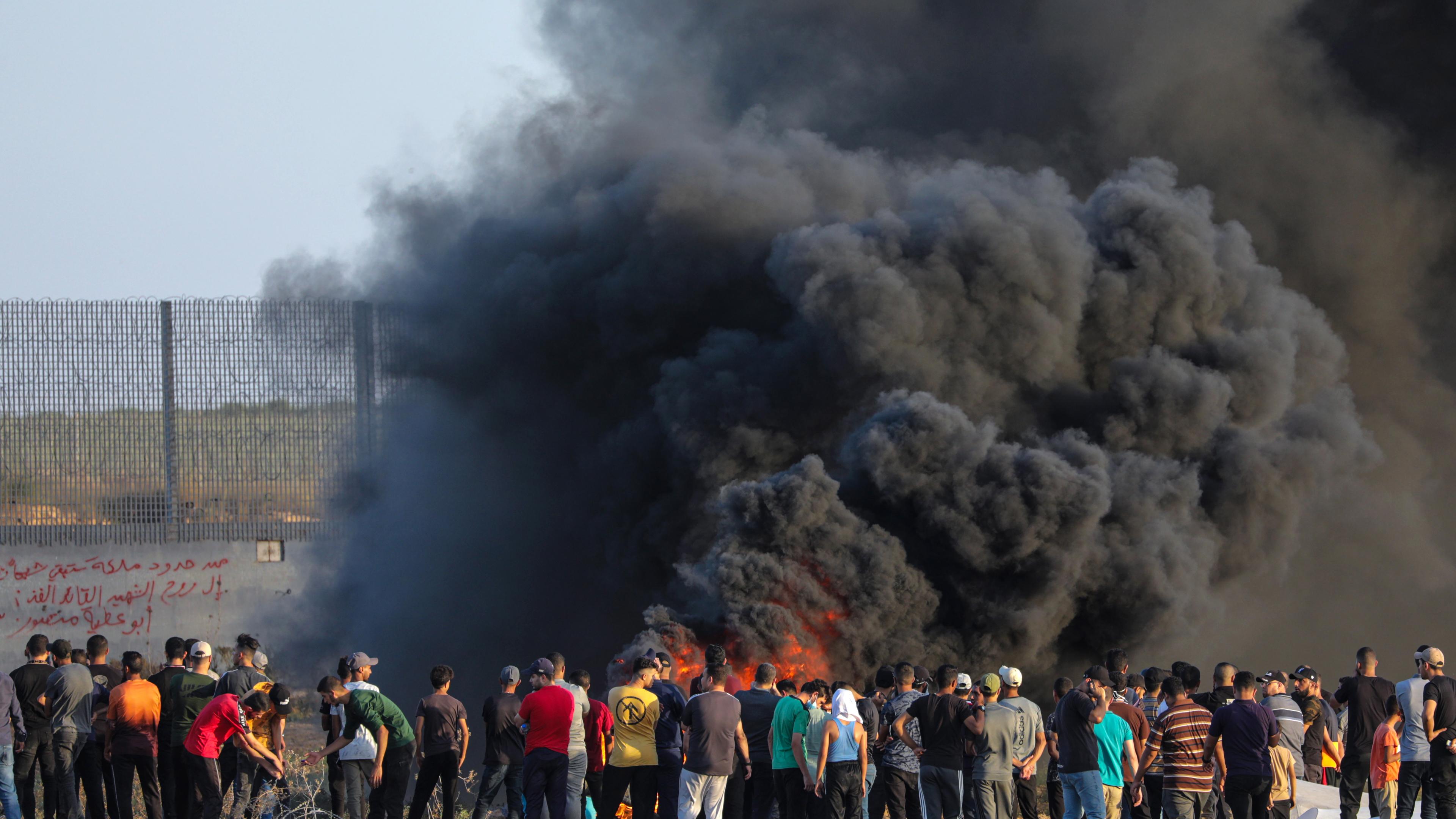 Palästinensische Demonstranten versammeln sich während Zusammenstößen mit israelischen Truppen an der Ostgrenze des Gazastreifens in der Nähe der Grenzmauer.