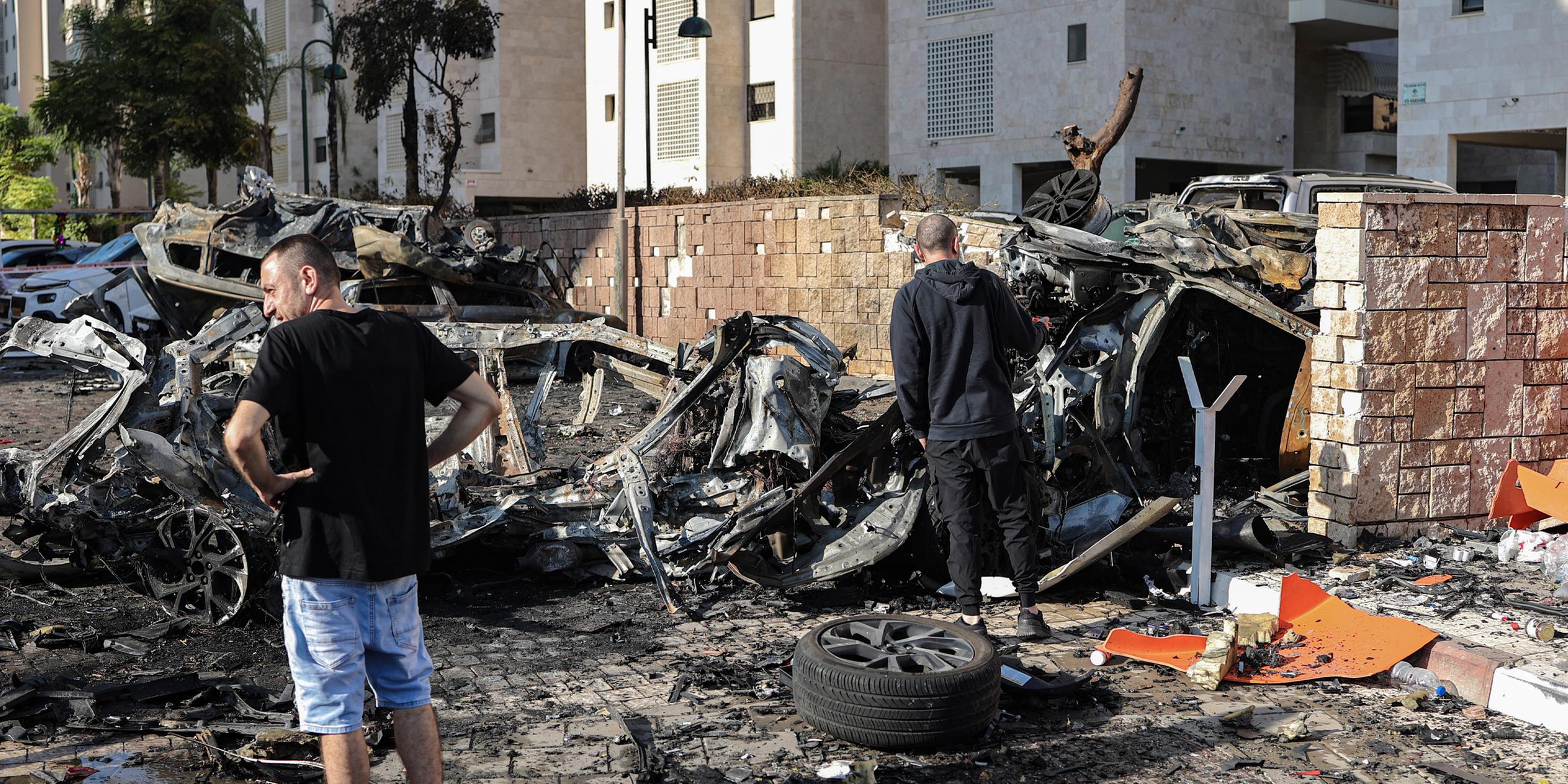 Israelis untersuchen Schäden, die durch einen Raketenangriff aus Gaza verursacht wurden, Tel Aviv, 07.10.2023.