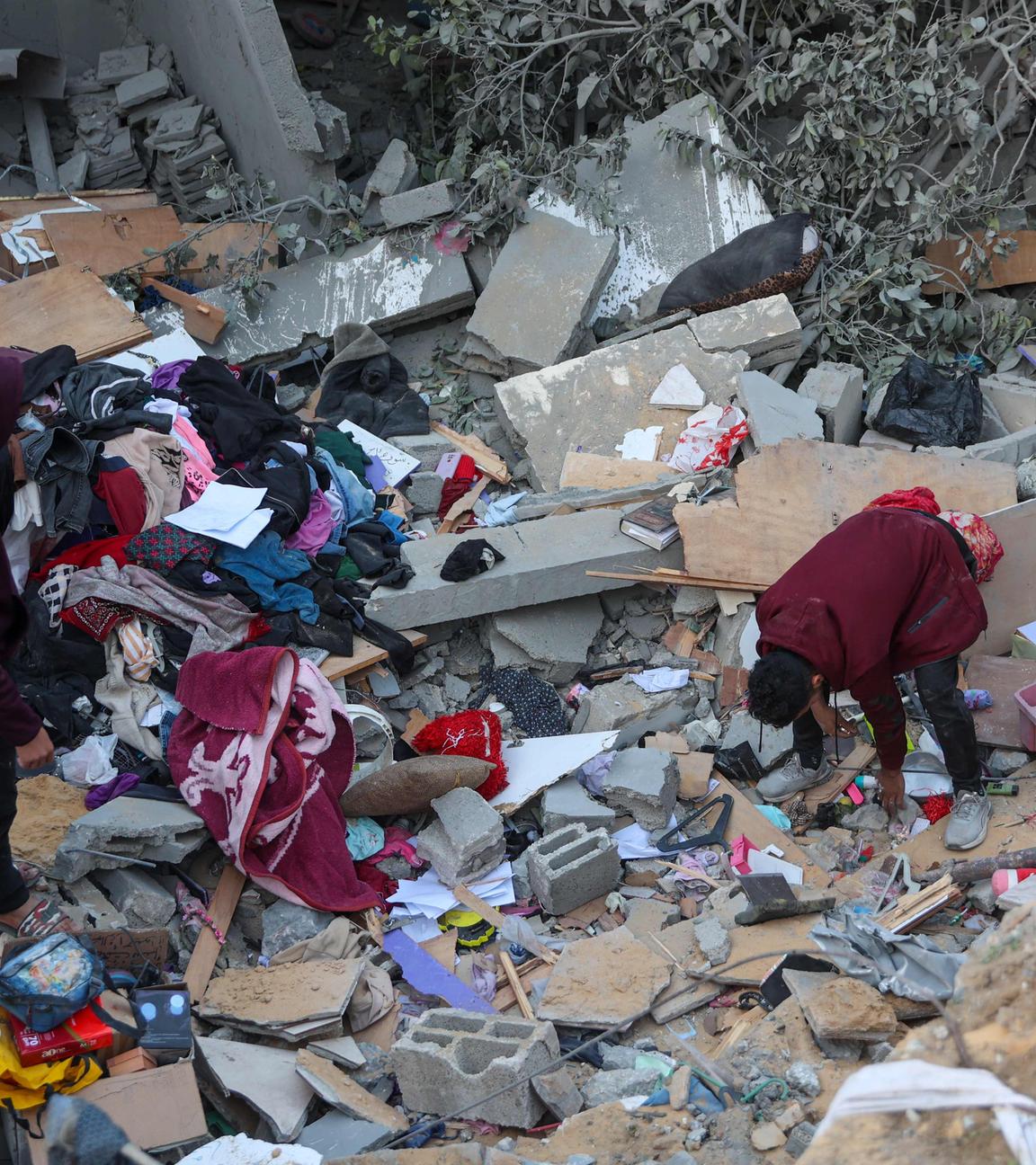 Menschen in einem zerstörten Haus im Gazastreifen