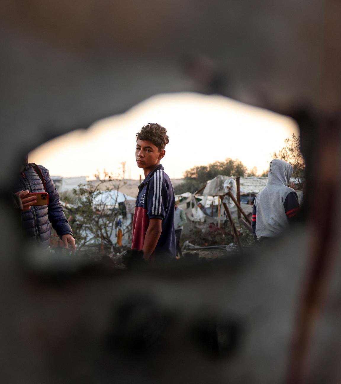 Ein palästinensischer Junge blickt durch ein Loch in einem Zelt nach einem isaraelischen Luftangriff auf das Flüchtlingscamp Mawasi in Chan Junis.