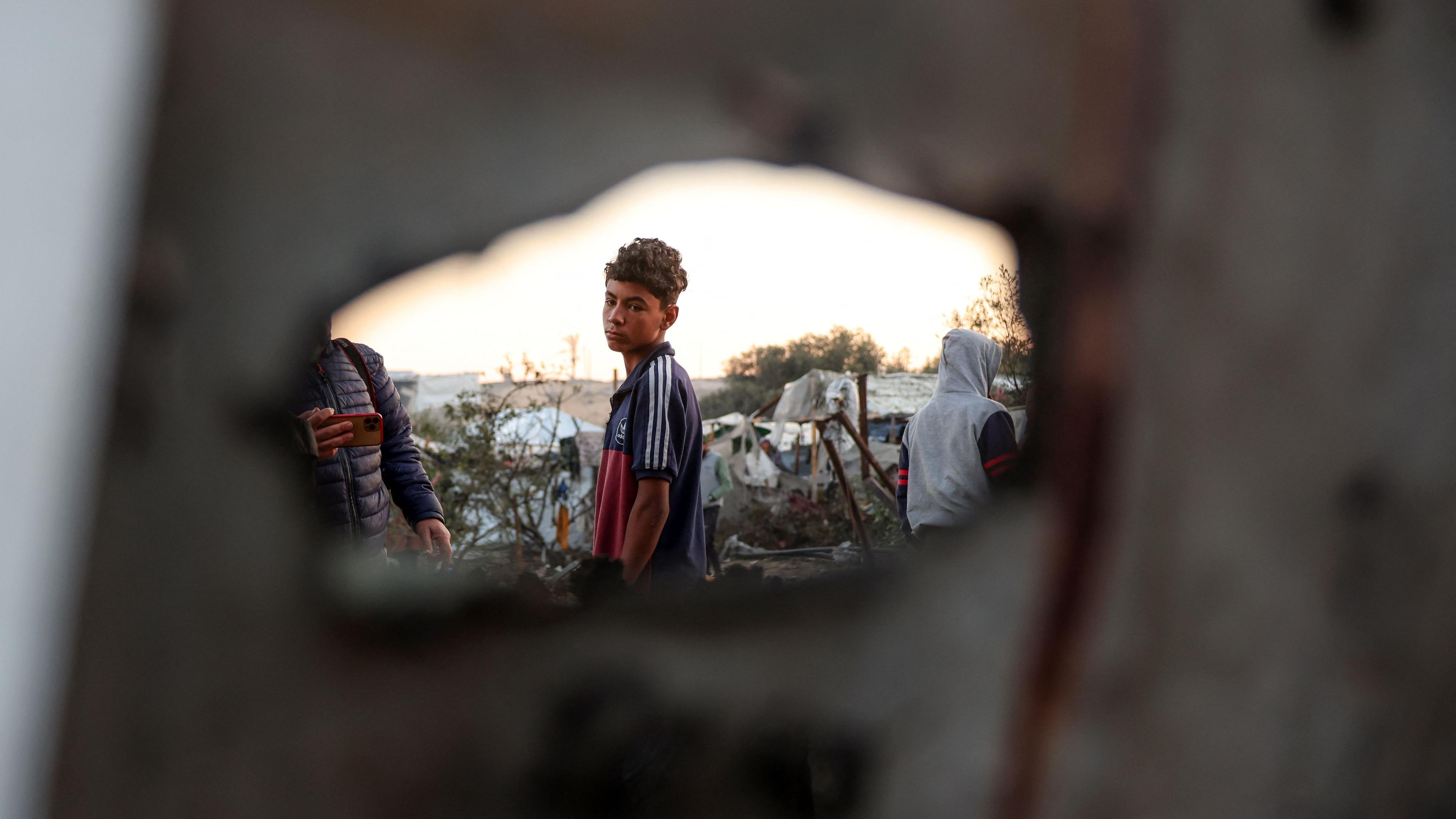 Ein palästinensischer Junge blickt durch ein Loch in einem Zelt nach einem isaraelischen Luftangriff auf das Flüchtlingscamp Mawasi in Chan Junis.