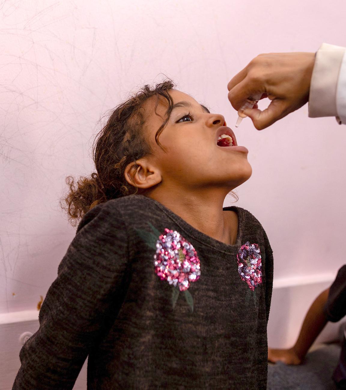 Ein Kind in Gaza bekommt eine Polio-Schutzimpfung