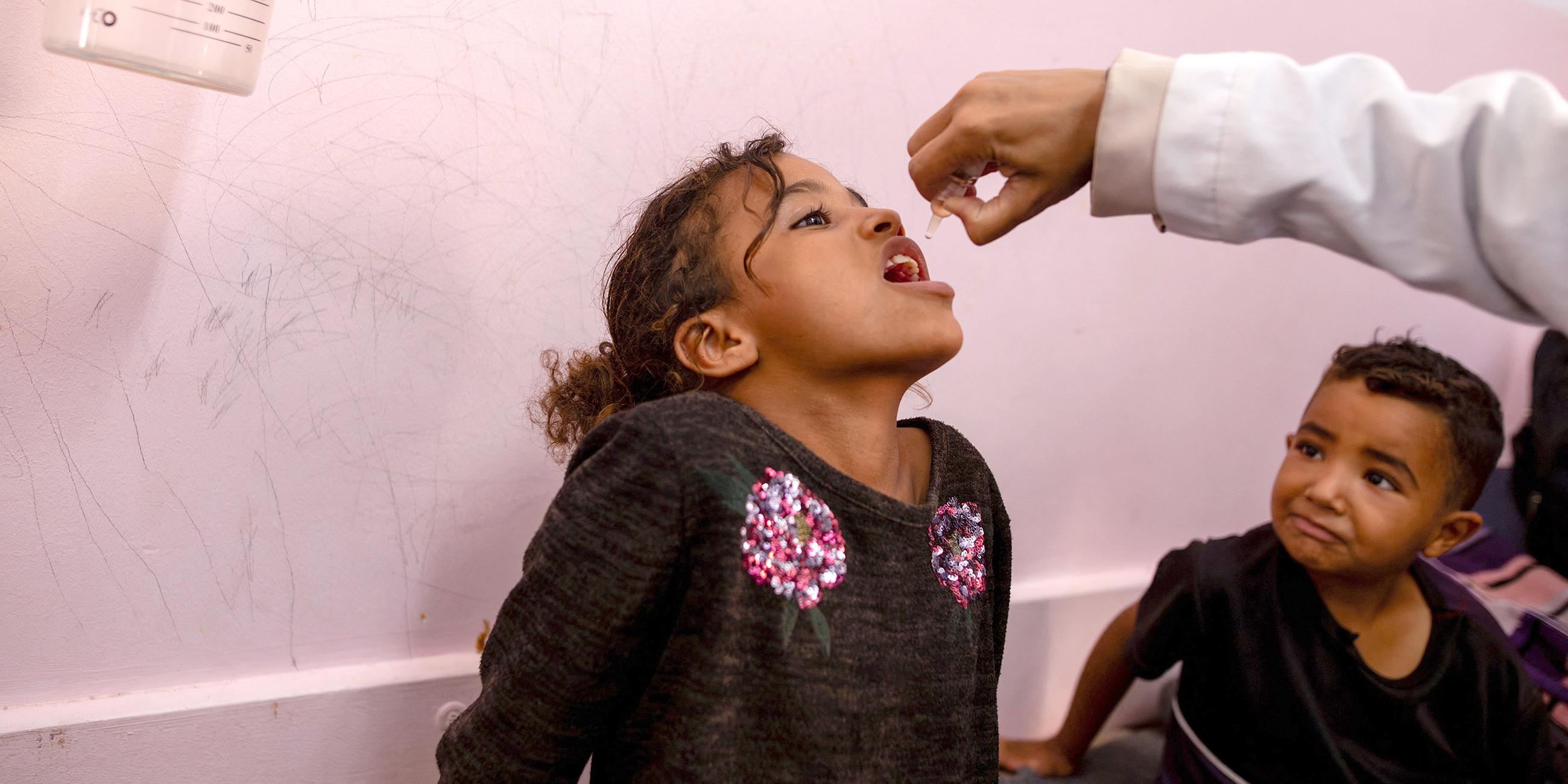 Ein Kind in Gaza bekommt eine Polio-Schutzimpfung