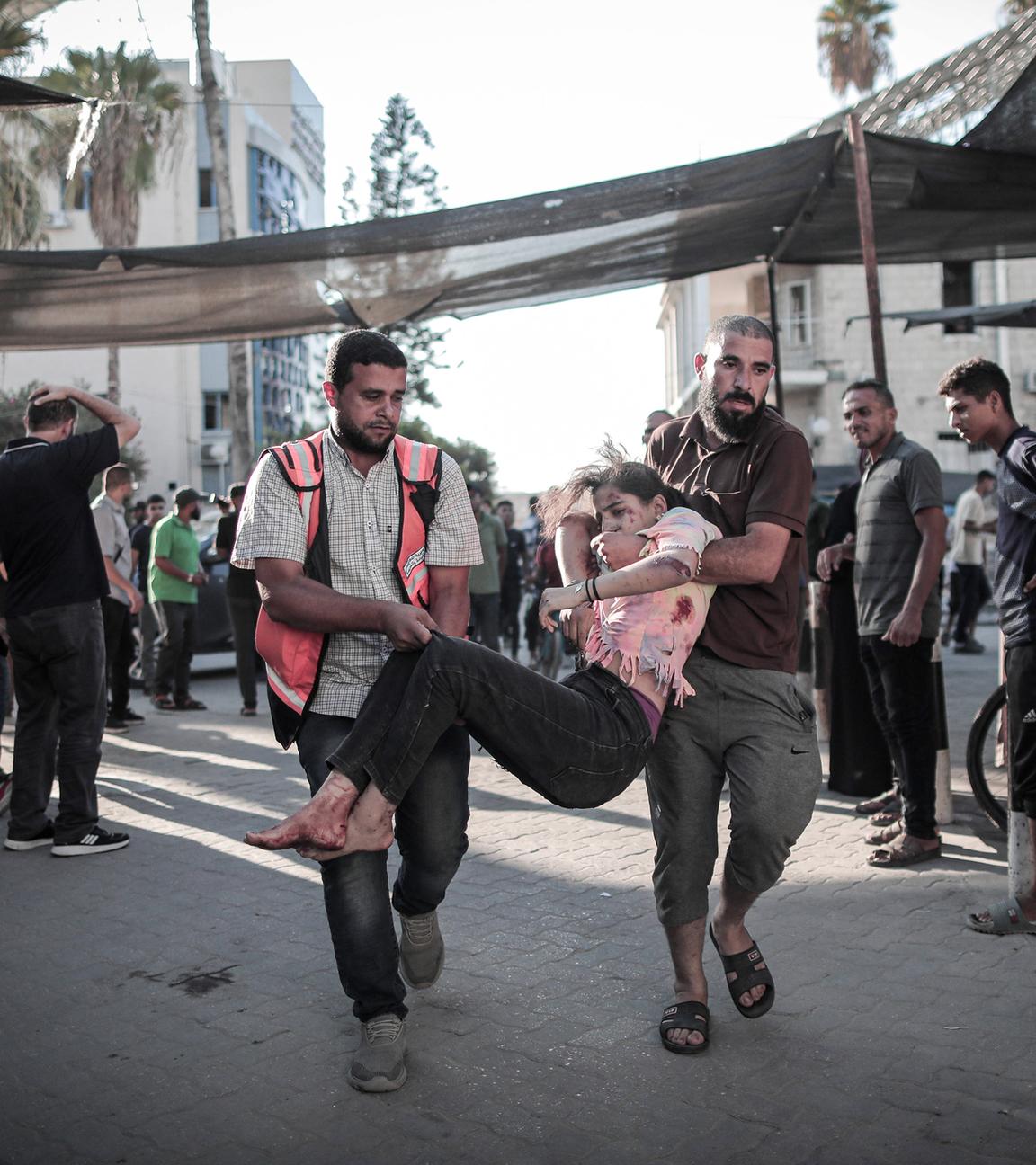 Verwundete aus verschiedenen Gegenden von Gaza-Stadt treffen im Arab High Hospital ein 