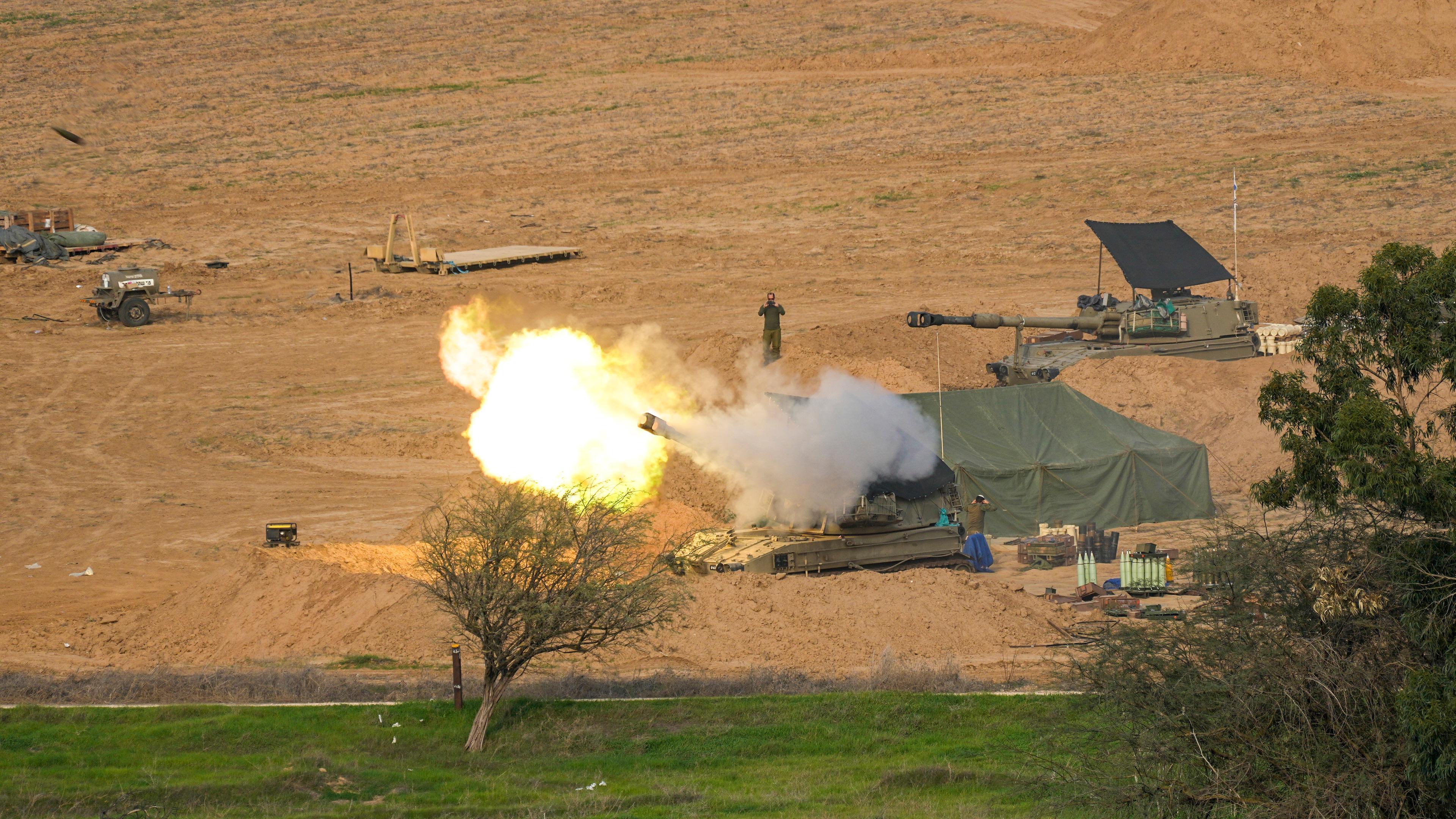 Eine mobile israelische Artillerieeinheit feuert in der Nähe der Grenze zwischen Israel und dem Gazastreifen eine Granate aus dem Süden Israels in Richtung des Gazastreifens ab.