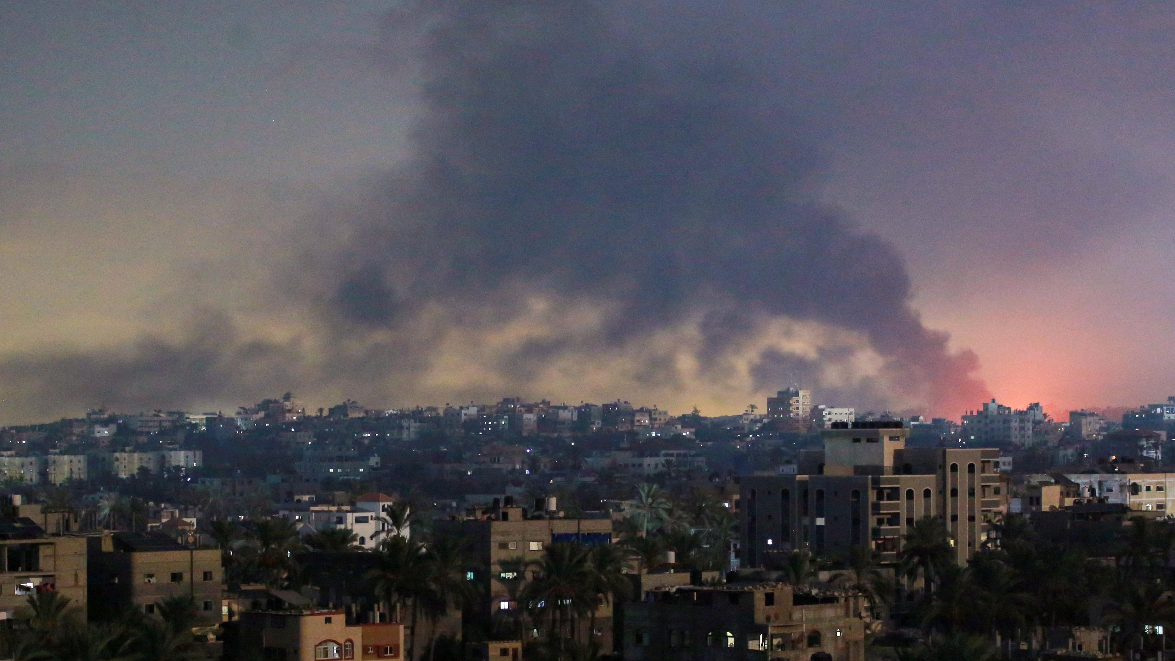 Rauch steigt über dem Gazastreifen auf.