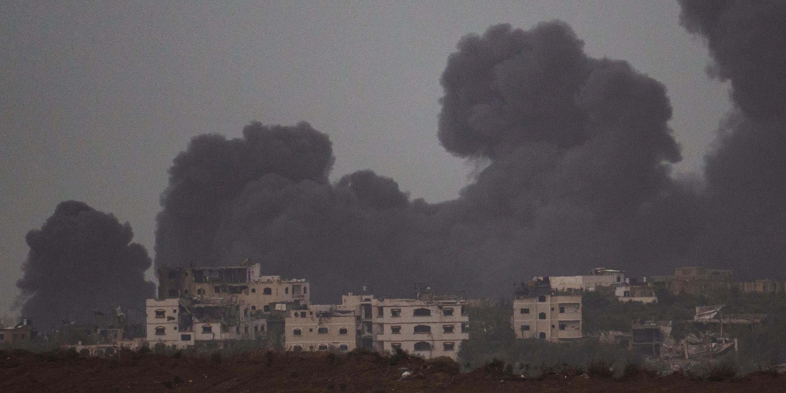 Nach einer Explosion im Gazastreifen steigt Rauch in den Himmel